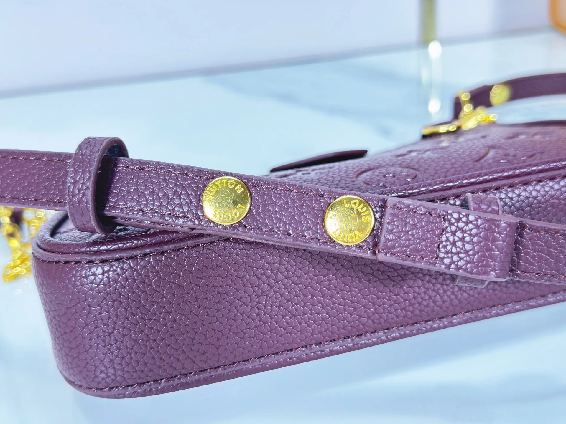P180 Upgraded original M81066 M80349 M14421 M81862 M13614 This Easy Pouch handbag is decorated with classic Monogram pattern on the leather body and incorporates dazzling metal parts such as D-rings, making it a perfect choice for day and night travel. The compact shape is suitable for daily needs, and the detachable shoulder strap and chain allow for a variety of carrying methods. Dimensions: 19.0 x 11.5 x 3.0 cm (length x height x width)