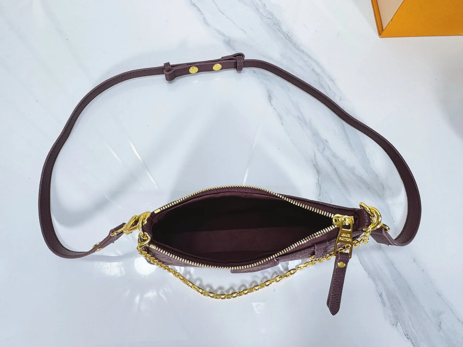 P180 Upgraded original M81066 M80349 M14421 M81862 M13614 This Easy Pouch handbag is decorated with classic Monogram pattern on the leather body and incorporates dazzling metal parts such as D-rings, making it a perfect choice for day and night travel. The compact shape is suitable for daily needs, and the detachable shoulder strap and chain allow for a variety of carrying methods. Dimensions: 19.0 x 11.5 x 3.0 cm (length x height x width)