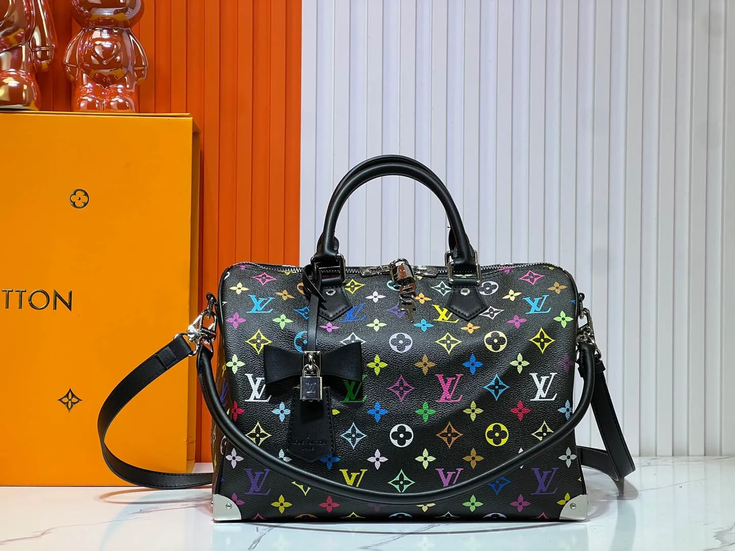 Batch 300💰Upgraded original M13805 M13257 M40391 lv Murakami Takashi co-branded NANOSPEEDY handbag This Nano Speedy handbag combines Monogram canvas and cow leather trim printing, with 33 colorful colors to interpret white tricolor and black tricolor. It has been launched in twelve sections and is very popular around the world and is loved by celebrities and celebrities. 30.0 x 21.0 x 17.0 cm
