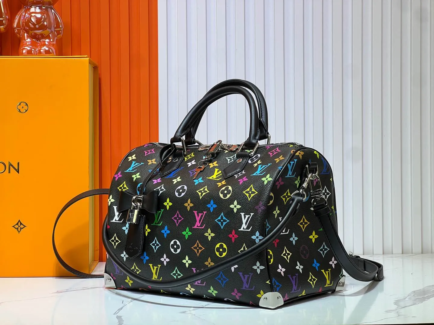 Batch 300💰Upgraded original M13805 M13257 M40391 lv Murakami Takashi co-branded NANOSPEEDY handbag This Nano Speedy handbag combines Monogram canvas and cow leather trim printing, with 33 colorful colors to interpret white tricolor and black tricolor. It has been launched in twelve sections and is very popular around the world and is loved by celebrities and celebrities. 30.0 x 21.0 x 17.0 cm