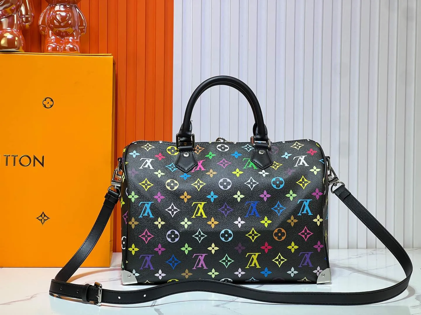 Batch 300💰Upgraded original M13805 M13257 M40391 lv Murakami Takashi co-branded NANOSPEEDY handbag This Nano Speedy handbag combines Monogram canvas and cow leather trim printing, with 33 colorful colors to interpret white tricolor and black tricolor. It has been launched in twelve sections and is very popular around the world and is loved by celebrities and celebrities. 30.0 x 21.0 x 17.0 cm