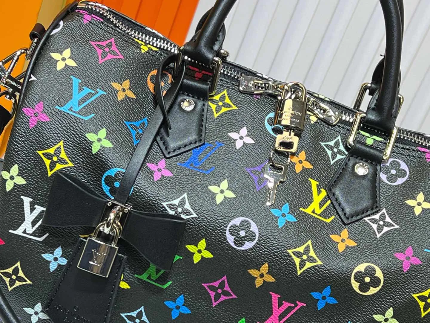 Batch 300💰Upgraded original M13805 M13257 M40391 lv Murakami Takashi co-branded NANOSPEEDY handbag This Nano Speedy handbag combines Monogram canvas and cow leather trim printing, with 33 colorful colors to interpret white tricolor and black tricolor. It has been launched in twelve sections and is very popular around the world and is loved by celebrities and celebrities. 30.0 x 21.0 x 17.0 cm