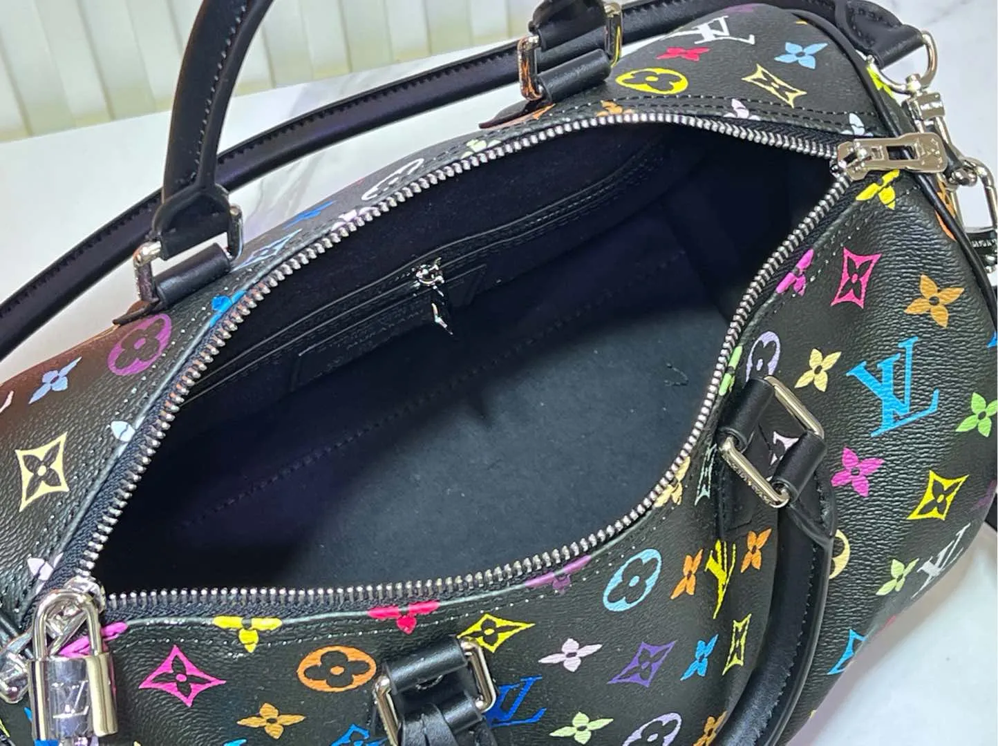 Batch 300💰Upgraded original M13805 M13257 M40391 lv Murakami Takashi co-branded NANOSPEEDY handbag This Nano Speedy handbag combines Monogram canvas and cow leather trim printing, with 33 colorful colors to interpret white tricolor and black tricolor. It has been launched in twelve sections and is very popular around the world and is loved by celebrities and celebrities. 30.0 x 21.0 x 17.0 cm