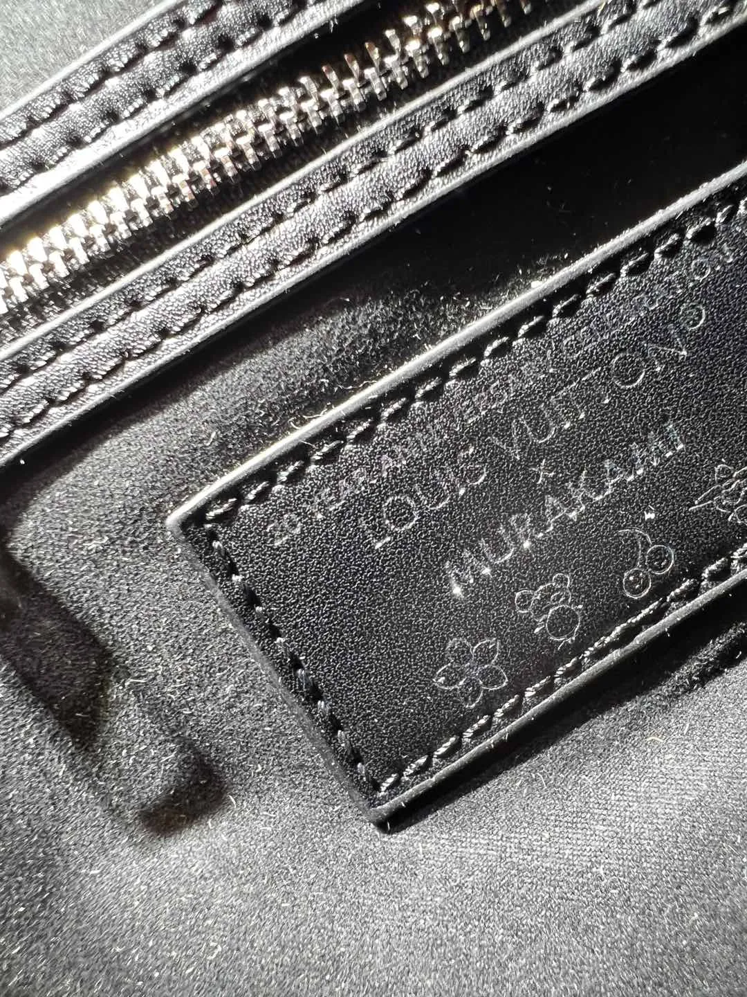 Batch 300💰Upgraded original M13805 M13257 M40391 lv Murakami Takashi co-branded NANOSPEEDY handbag This Nano Speedy handbag combines Monogram canvas and cow leather trim printing, with 33 colorful colors to interpret white tricolor and black tricolor. It has been launched in twelve sections and is very popular around the world and is loved by celebrities and celebrities. 30.0 x 21.0 x 17.0 cm