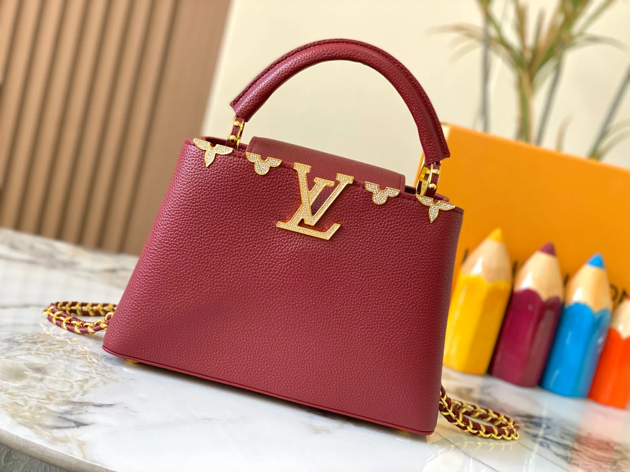 Top original P460 Guangzhou product M24584 maroon and gold diamond corolla 🔺This Capucines Flower Crown handbag is made of full-grain Taurillon leather embellished with Monogram flowers. Each flower is shaped by exquisite crystal diamonds. The LV logo and flowers echo each other, making this soft handbag reveal a jewel-like luster. Use the detachable shoulder strap cleverly to switch between shoulder and crossbody at will♠️Size: 27 * 18 * 9 cm🥂