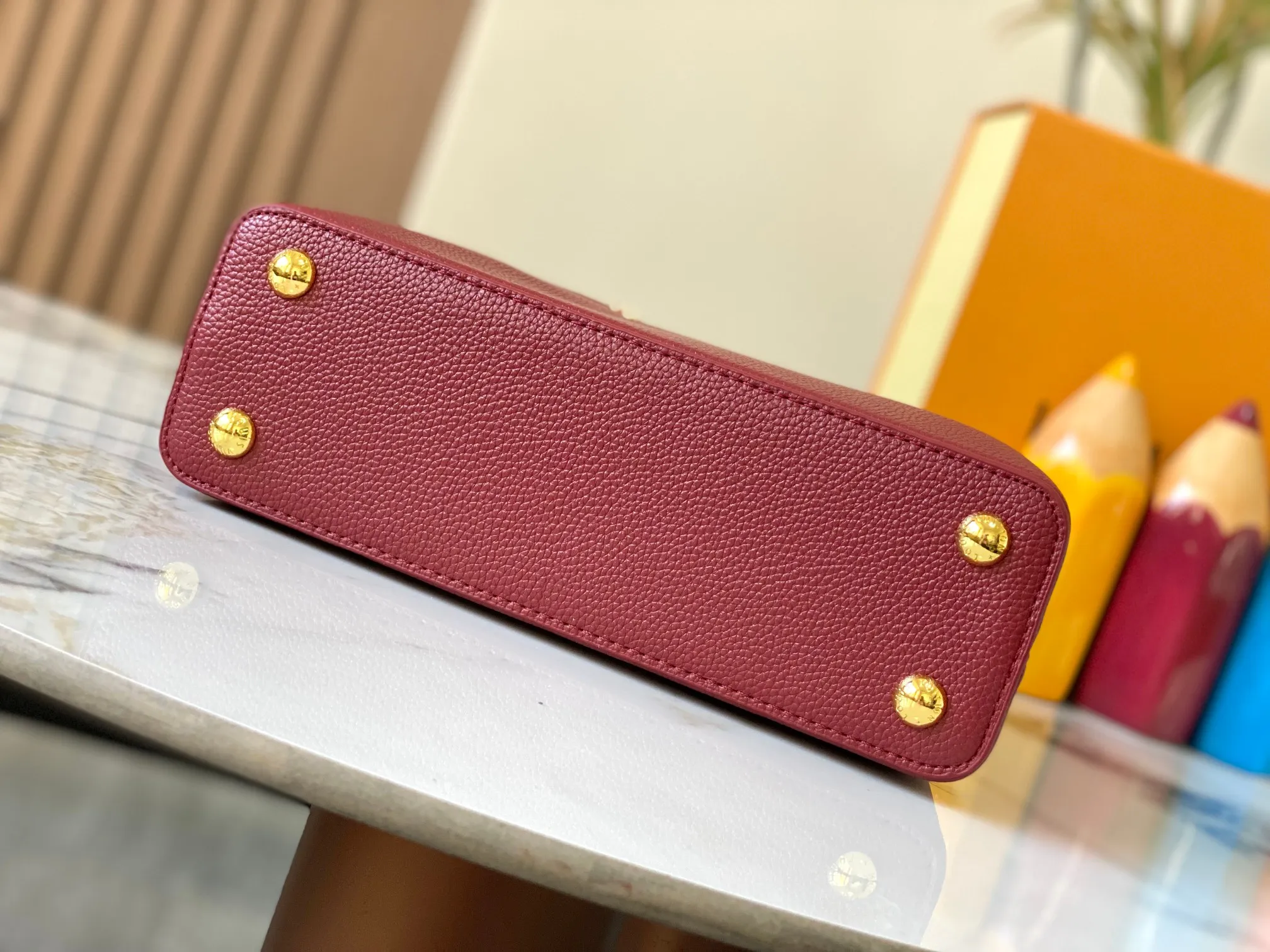 Top original P460 Guangzhou product M24584 maroon and gold diamond corolla 🔺This Capucines Flower Crown handbag is made of full-grain Taurillon leather embellished with Monogram flowers. Each flower is shaped by exquisite crystal diamonds. The LV logo and flowers echo each other, making this soft handbag reveal a jewel-like luster. Use the detachable shoulder strap cleverly to switch between shoulder and crossbody at will♠️Size: 27 * 18 * 9 cm🥂