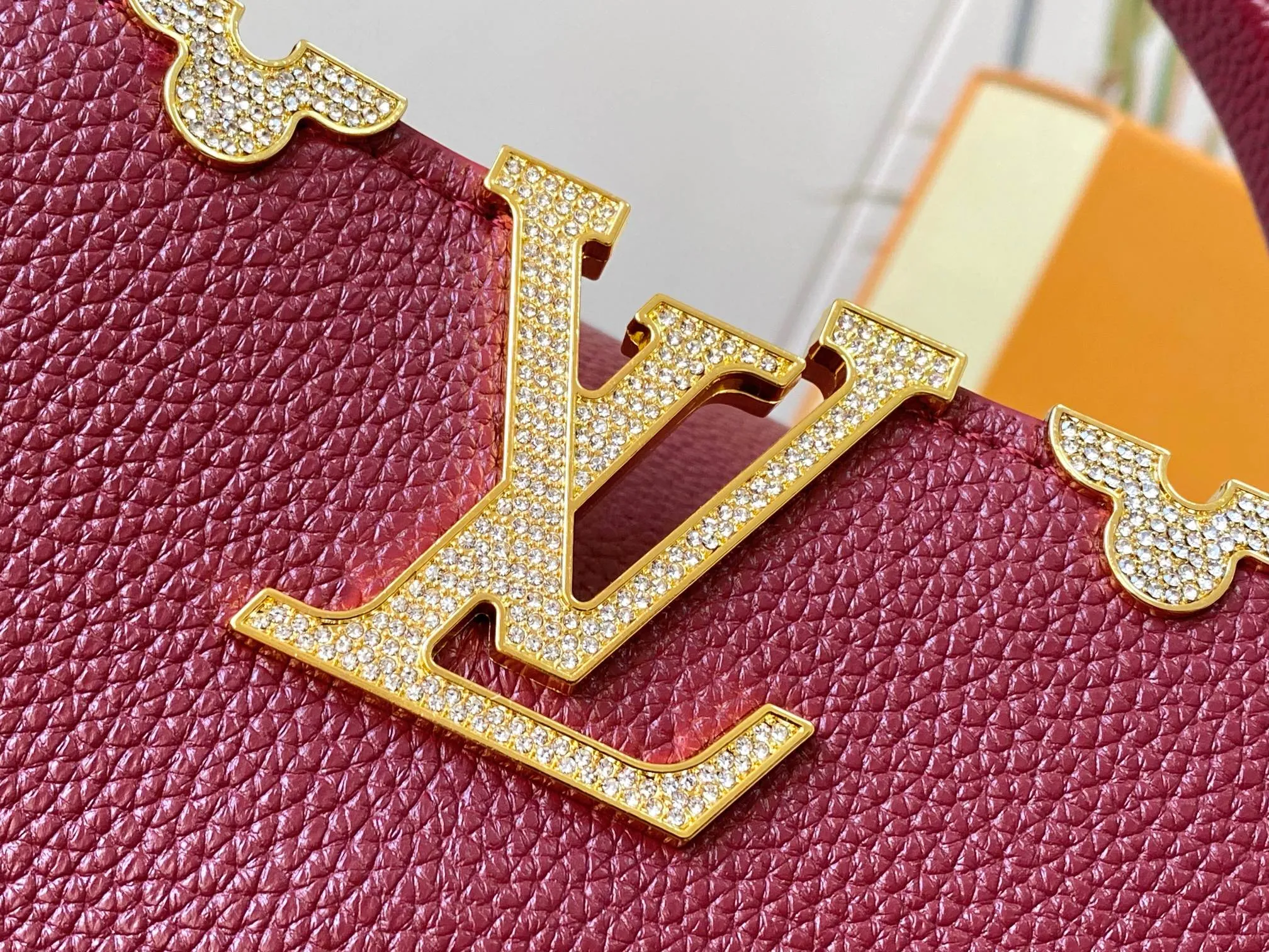Top original P460 Guangzhou product M24584 maroon and gold diamond corolla 🔺This Capucines Flower Crown handbag is made of full-grain Taurillon leather embellished with Monogram flowers. Each flower is shaped by exquisite crystal diamonds. The LV logo and flowers echo each other, making this soft handbag reveal a jewel-like luster. Use the detachable shoulder strap cleverly to switch between shoulder and crossbody at will♠️Size: 27 * 18 * 9 cm🥂