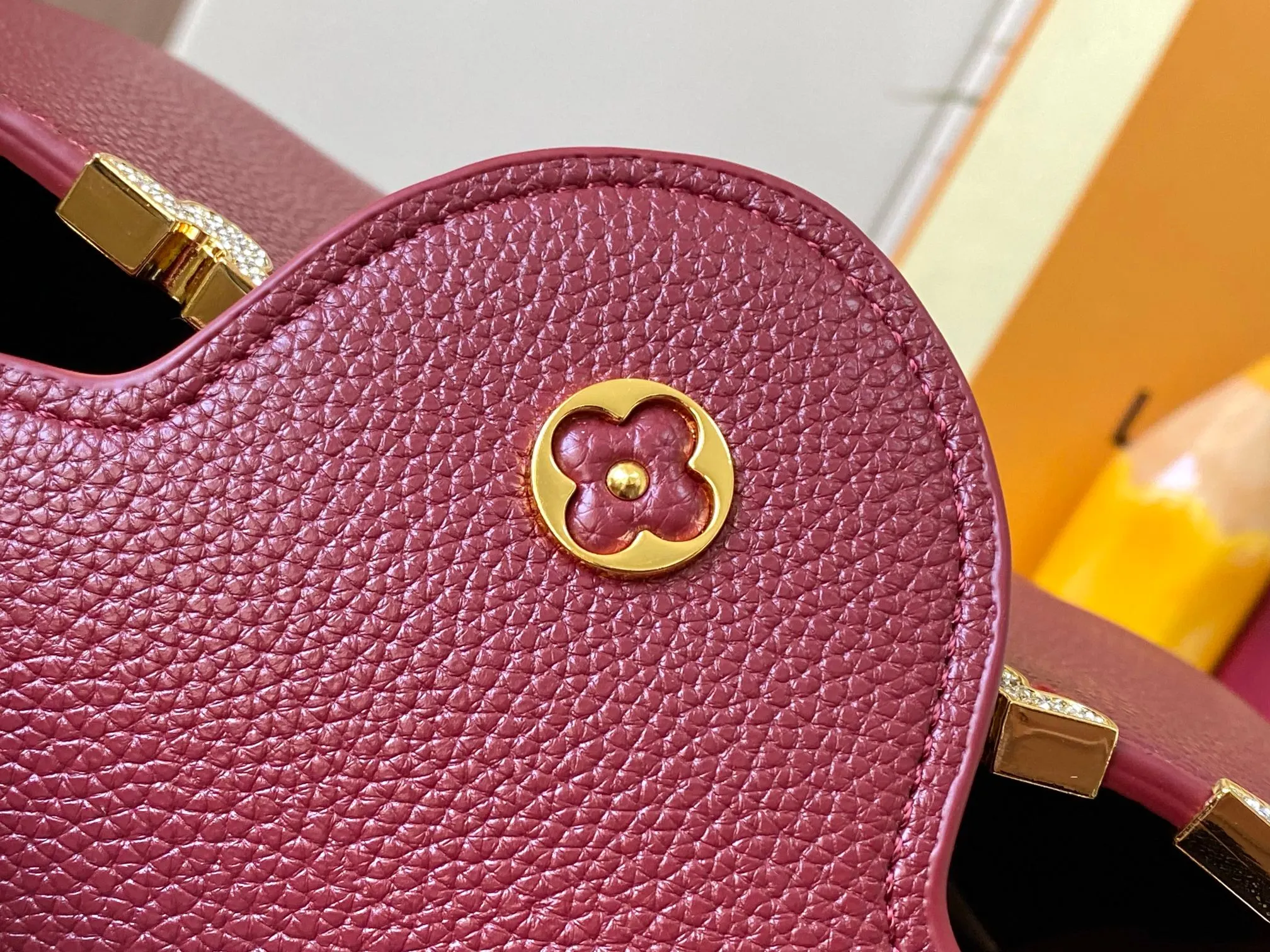 Top original P460 Guangzhou product M24584 maroon and gold diamond corolla 🔺This Capucines Flower Crown handbag is made of full-grain Taurillon leather embellished with Monogram flowers. Each flower is shaped by exquisite crystal diamonds. The LV logo and flowers echo each other, making this soft handbag reveal a jewel-like luster. Use the detachable shoulder strap cleverly to switch between shoulder and crossbody at will♠️Size: 27 * 18 * 9 cm🥂