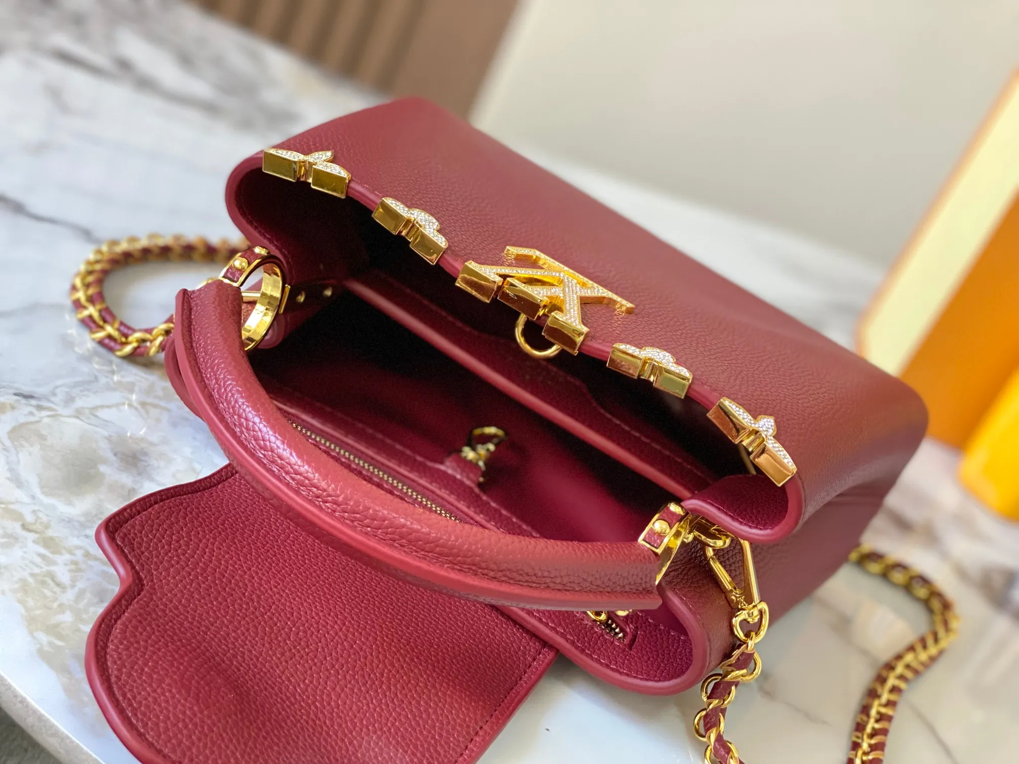 Top original P460 Guangzhou product M24584 maroon and gold diamond corolla 🔺This Capucines Flower Crown handbag is made of full-grain Taurillon leather embellished with Monogram flowers. Each flower is shaped by exquisite crystal diamonds. The LV logo and flowers echo each other, making this soft handbag reveal a jewel-like luster. Use the detachable shoulder strap cleverly to switch between shoulder and crossbody at will♠️Size: 27 * 18 * 9 cm🥂