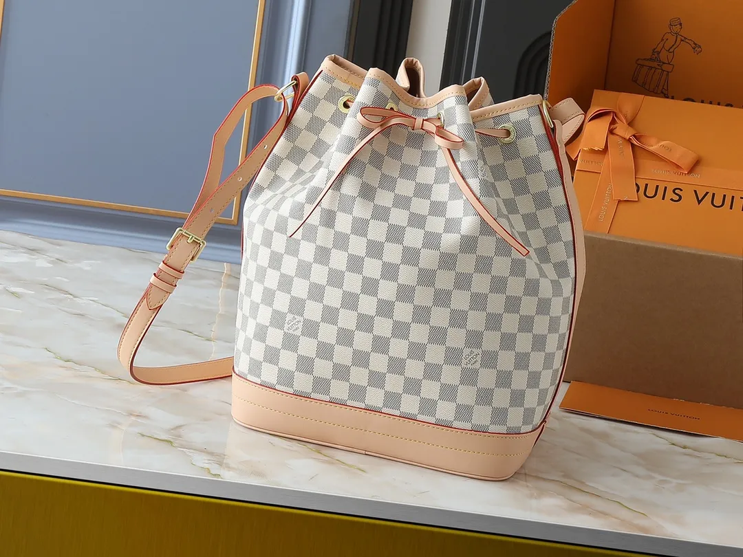 💰340💰Upgraded from the original M42224 M40818 This NOÉ handbag At the request of a champagne merchant, Gaston-Louis Vuitton designed this classic Noé handbag. This bag is sturdy and stylish, and can hold five bottles of sparkling wine. The year is 1932. The one shown here is crafted in signature Monogram canvas. Dimensions: 27.5 x 36.0 x 20.0cm