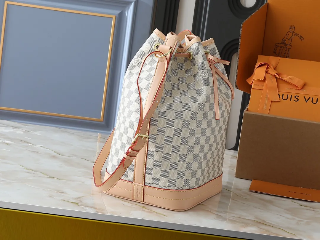 💰340💰Upgraded from the original M42224 M40818 This NOÉ handbag At the request of a champagne merchant, Gaston-Louis Vuitton designed this classic Noé handbag. This bag is sturdy and stylish, and can hold five bottles of sparkling wine. The year is 1932. The one shown here is crafted in signature Monogram canvas. Dimensions: 27.5 x 36.0 x 20.0cm