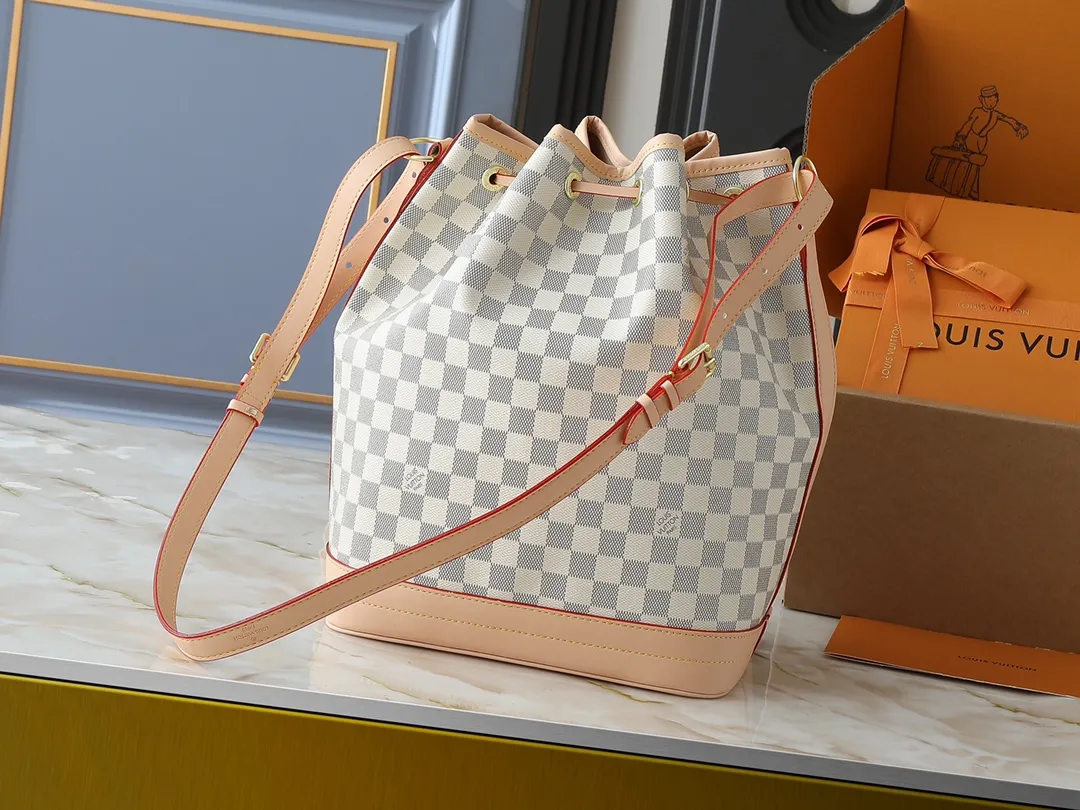 💰340💰Upgraded from the original M42224 M40818 This NOÉ handbag At the request of a champagne merchant, Gaston-Louis Vuitton designed this classic Noé handbag. This bag is sturdy and stylish, and can hold five bottles of sparkling wine. The year is 1932. The one shown here is crafted in signature Monogram canvas. Dimensions: 27.5 x 36.0 x 20.0cm