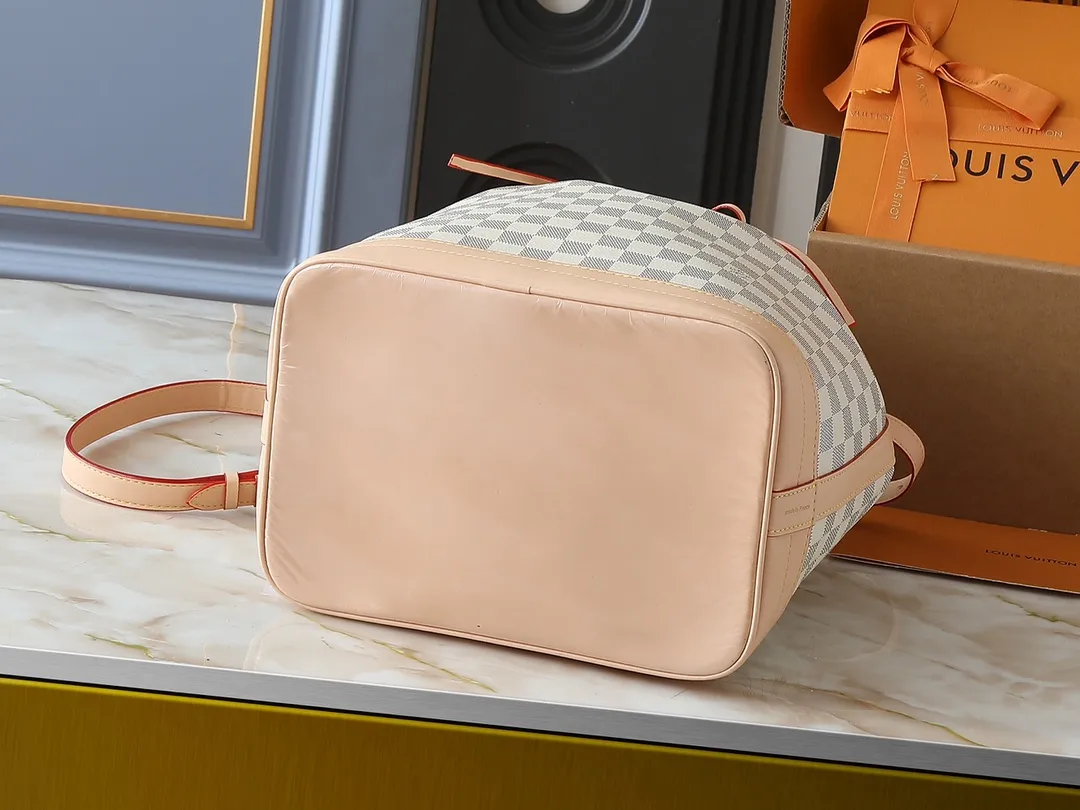💰340💰Upgraded from the original M42224 M40818 This NOÉ handbag At the request of a champagne merchant, Gaston-Louis Vuitton designed this classic Noé handbag. This bag is sturdy and stylish, and can hold five bottles of sparkling wine. The year is 1932. The one shown here is crafted in signature Monogram canvas. Dimensions: 27.5 x 36.0 x 20.0cm