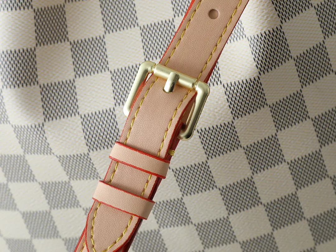💰340💰Upgraded from the original M42224 M40818 This NOÉ handbag At the request of a champagne merchant, Gaston-Louis Vuitton designed this classic Noé handbag. This bag is sturdy and stylish, and can hold five bottles of sparkling wine. The year is 1932. The one shown here is crafted in signature Monogram canvas. Dimensions: 27.5 x 36.0 x 20.0cm