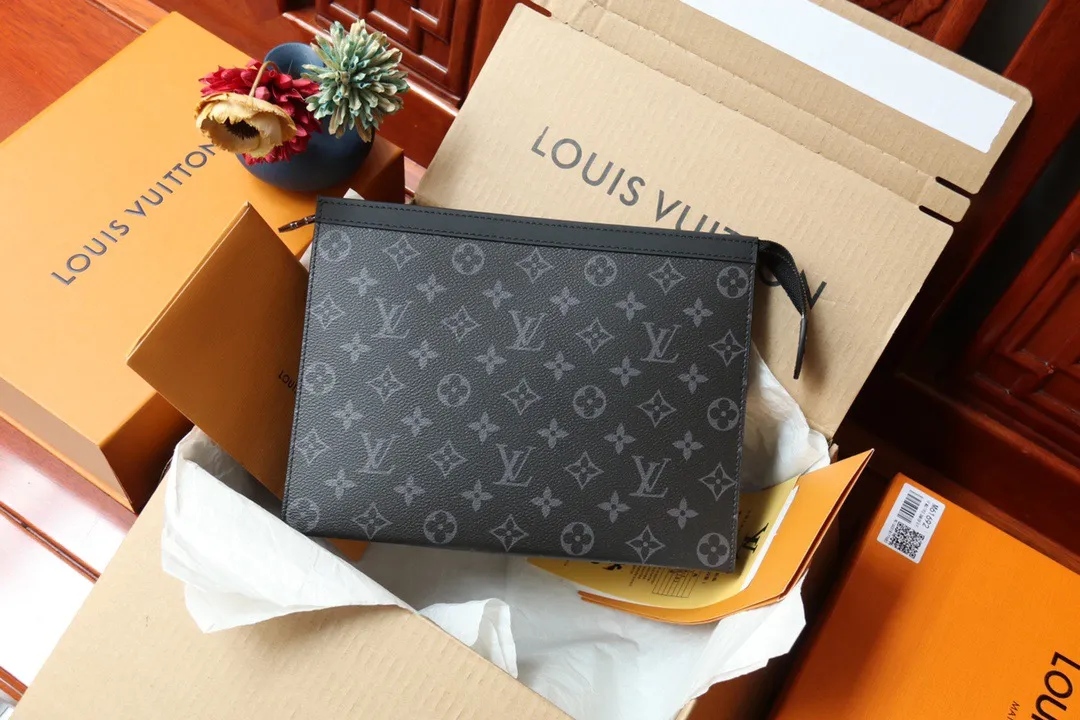 💰400 (Steel Chain) Top Original M61692 Presbyopia Pochette Voyage Handbag Cut from the new iconic black and gray Monogram Eclipse canvas, this tough style new Pochette Voyage medium handbag can easily store personal essentials. 27x 21x 5cm (length x height x width)
