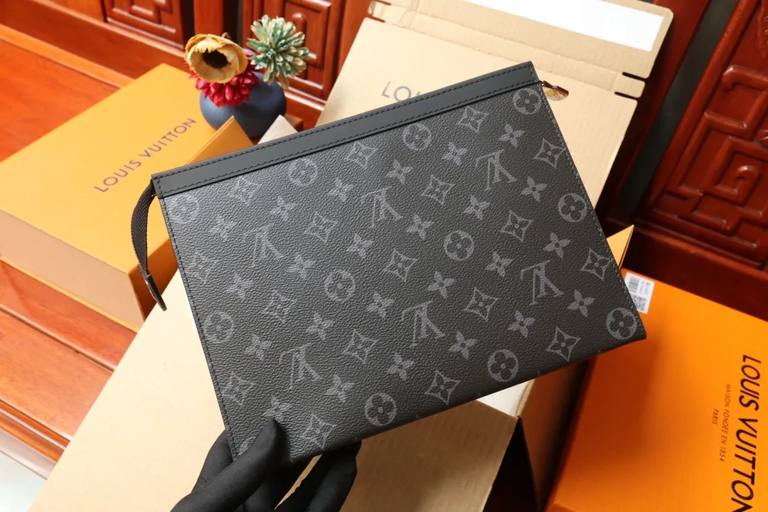 💰400 (Steel Chain) Top Original M61692 Presbyopia Pochette Voyage Handbag Cut from the new iconic black and gray Monogram Eclipse canvas, this tough style new Pochette Voyage medium handbag can easily store personal essentials. 27x 21x 5cm (length x height x width)