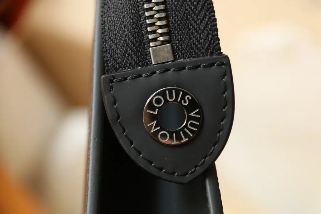 💰400 (Steel Chain) Top Original M61692 Presbyopia Pochette Voyage Handbag Cut from the new iconic black and gray Monogram Eclipse canvas, this tough style new Pochette Voyage medium handbag can easily store personal essentials. 27x 21x 5cm (length x height x width)