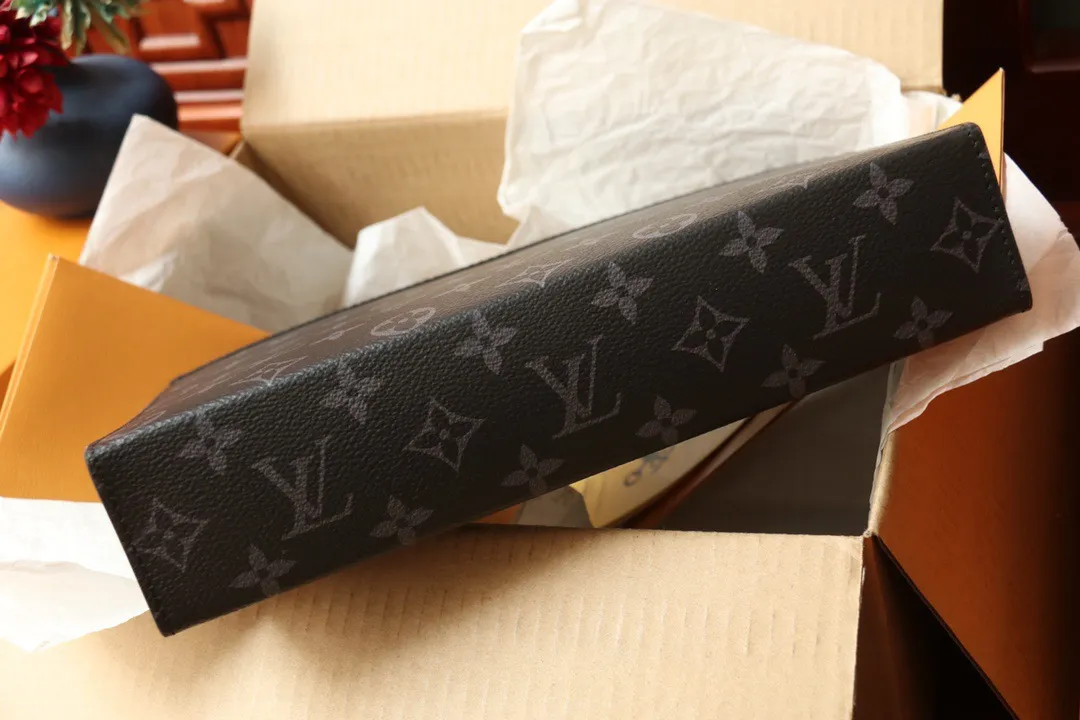💰400 (Steel Chain) Top Original M61692 Presbyopia Pochette Voyage Handbag Cut from the new iconic black and gray Monogram Eclipse canvas, this tough style new Pochette Voyage medium handbag can easily store personal essentials. 27x 21x 5cm (length x height x width)