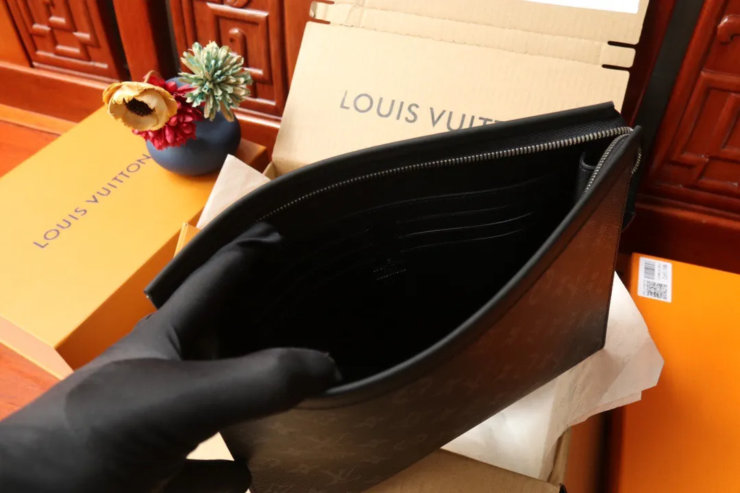 💰400 (Steel Chain) Top Original M61692 Presbyopia Pochette Voyage Handbag Cut from the new iconic black and gray Monogram Eclipse canvas, this tough style new Pochette Voyage medium handbag can easily store personal essentials. 27x 21x 5cm (length x height x width)