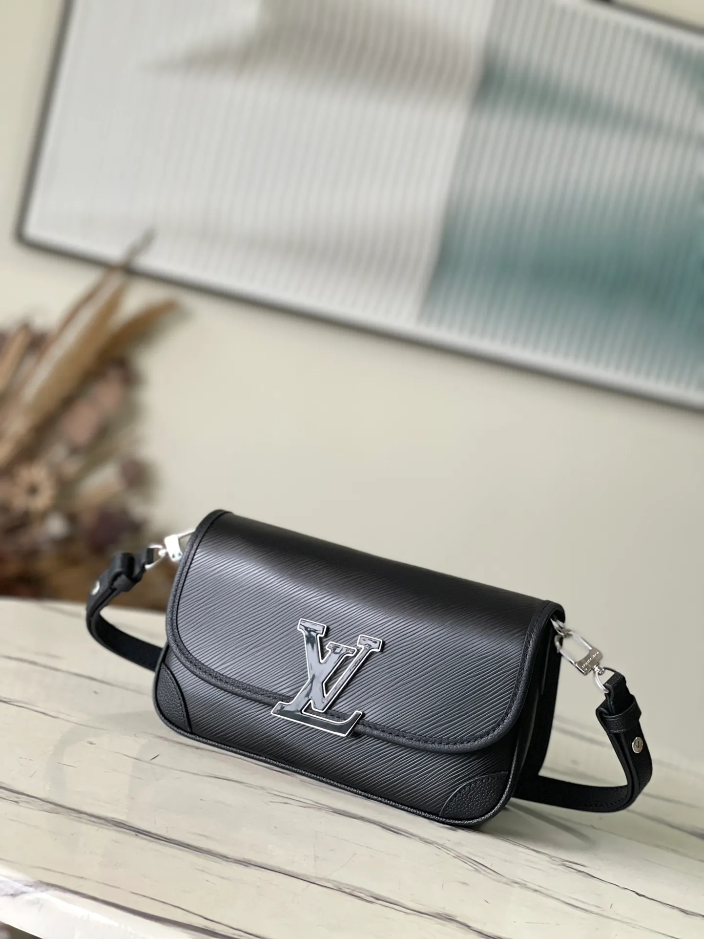 💰1160 (first-grain leather) top original order M59386 black. The Buci crossbody bag, cut from the iconic grained Epi leather, is available in exquisite pastel colors this season, adding a soft and elegant feel to the spring silhouette. The compact appearance and large resin-covered buckles of the same color give the look a fashionable and modern appeal. Dimensions: 24.5 x 15.5 x 9 cm