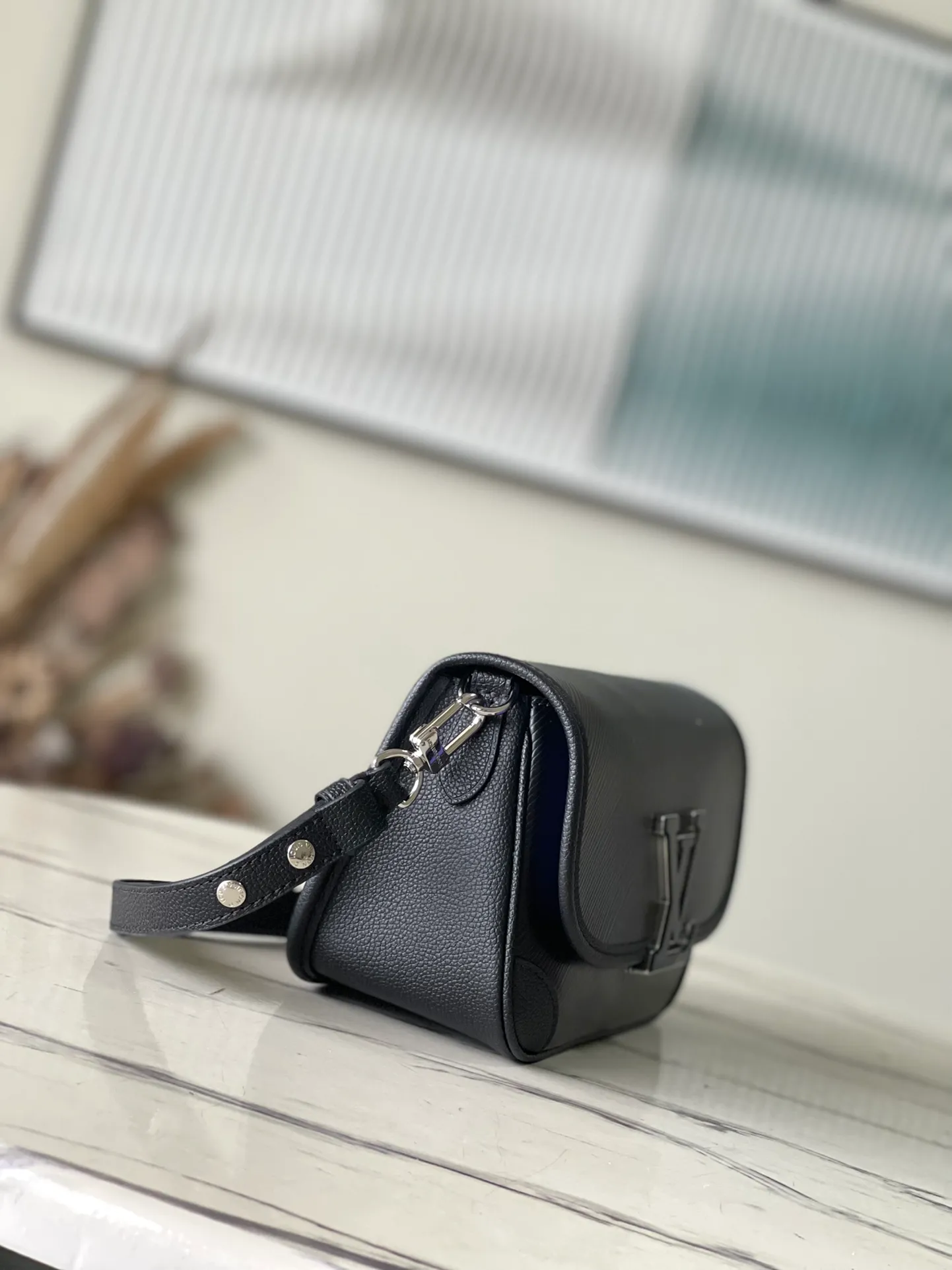 💰1160 (first-grain leather) top original order M59386 black. The Buci crossbody bag, cut from the iconic grained Epi leather, is available in exquisite pastel colors this season, adding a soft and elegant feel to the spring silhouette. The compact appearance and large resin-covered buckles of the same color give the look a fashionable and modern appeal. Dimensions: 24.5 x 15.5 x 9 cm