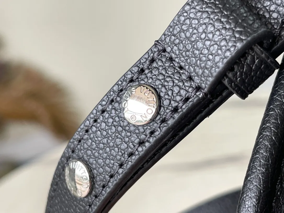 💰1160 (first-grain leather) top original order M59386 black. The Buci crossbody bag, cut from the iconic grained Epi leather, is available in exquisite pastel colors this season, adding a soft and elegant feel to the spring silhouette. The compact appearance and large resin-covered buckles of the same color give the look a fashionable and modern appeal. Dimensions: 24.5 x 15.5 x 9 cm
