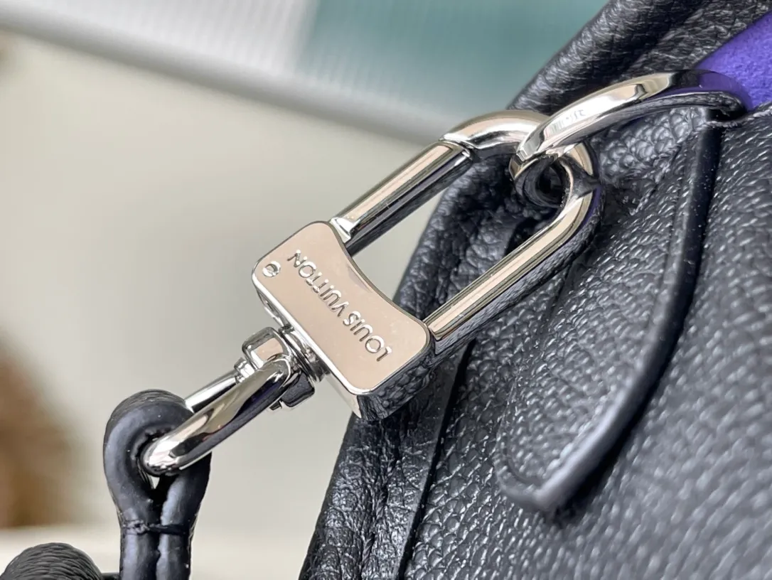 💰1160 (first-grain leather) top original order M59386 black. The Buci crossbody bag, cut from the iconic grained Epi leather, is available in exquisite pastel colors this season, adding a soft and elegant feel to the spring silhouette. The compact appearance and large resin-covered buckles of the same color give the look a fashionable and modern appeal. Dimensions: 24.5 x 15.5 x 9 cm