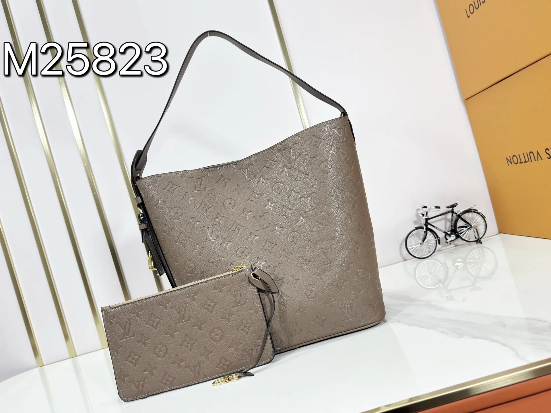 P220 upgraded original M25823 M12925 M12926 M13480 M13044 M14356 M13045 M13089 This All In handbag is made of Monogram cow leather with shiny metal parts, and the iconic padlock and nameplate highlight the classic style. The adjustable shoulder strap continues the brand's trunk-making heritage, and the leather shoulder strap adds cross-body and shoulder carry options. The foldable design enables the silhouette to be retracted and retracted freely, providing ample space for daily use. 30.0 x 25.0 x 17.0 cm (length x height x width)