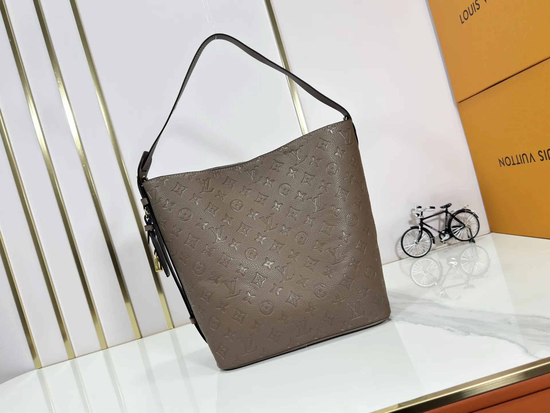 P220 upgraded original M25823 M12925 M12926 M13480 M13044 M14356 M13045 M13089 This All In handbag is made of Monogram cow leather with shiny metal parts, and the iconic padlock and nameplate highlight the classic style. The adjustable shoulder strap continues the brand's trunk-making heritage, and the leather shoulder strap adds cross-body and shoulder carry options. The foldable design enables the silhouette to be retracted and retracted freely, providing ample space for daily use. 30.0 x 25.0 x 17.0 cm (length x height x width)