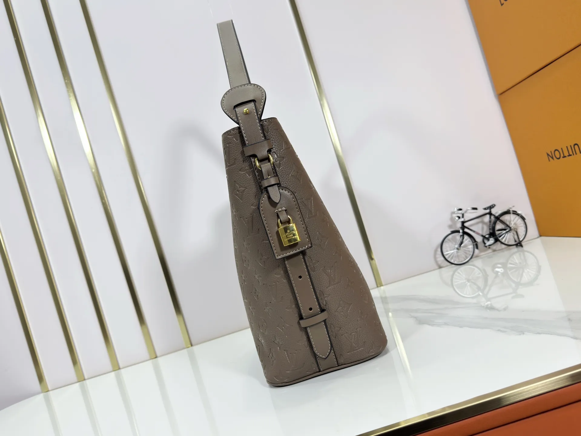 P220 upgraded original M25823 M12925 M12926 M13480 M13044 M14356 M13045 M13089 This All In handbag is made of Monogram cow leather with shiny metal parts, and the iconic padlock and nameplate highlight the classic style. The adjustable shoulder strap continues the brand's trunk-making heritage, and the leather shoulder strap adds cross-body and shoulder carry options. The foldable design enables the silhouette to be retracted and retracted freely, providing ample space for daily use. 30.0 x 25.0 x 17.0 cm (length x height x width)