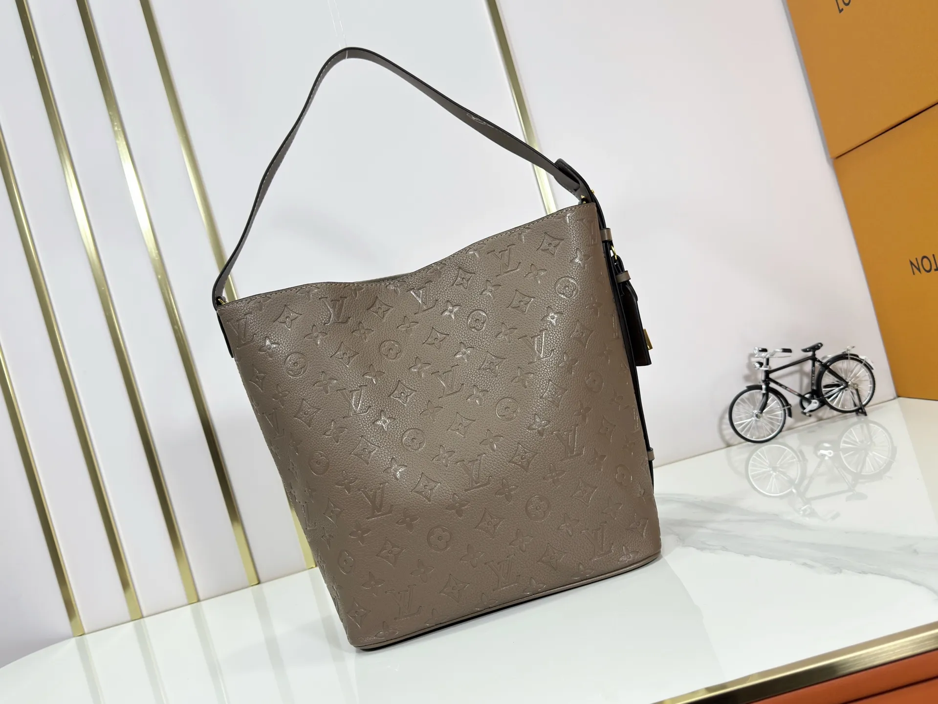 P220 upgraded original M25823 M12925 M12926 M13480 M13044 M14356 M13045 M13089 This All In handbag is made of Monogram cow leather with shiny metal parts, and the iconic padlock and nameplate highlight the classic style. The adjustable shoulder strap continues the brand's trunk-making heritage, and the leather shoulder strap adds cross-body and shoulder carry options. The foldable design enables the silhouette to be retracted and retracted freely, providing ample space for daily use. 30.0 x 25.0 x 17.0 cm (length x height x width)