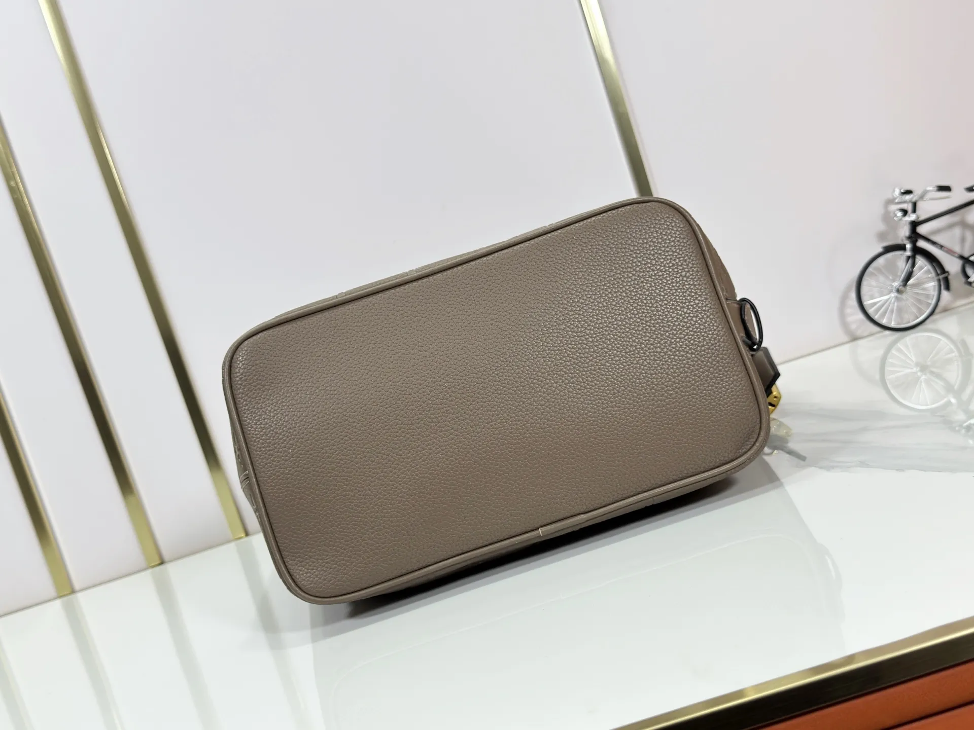 P220 upgraded original M25823 M12925 M12926 M13480 M13044 M14356 M13045 M13089 This All In handbag is made of Monogram cow leather with shiny metal parts, and the iconic padlock and nameplate highlight the classic style. The adjustable shoulder strap continues the brand's trunk-making heritage, and the leather shoulder strap adds cross-body and shoulder carry options. The foldable design enables the silhouette to be retracted and retracted freely, providing ample space for daily use. 30.0 x 25.0 x 17.0 cm (length x height x width)