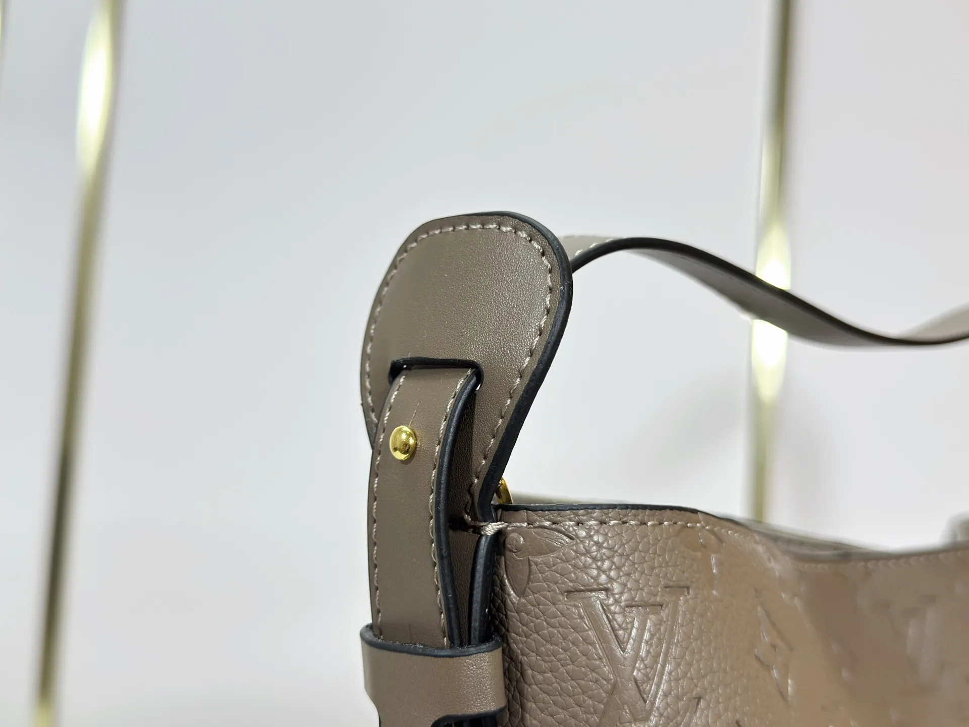 P220 upgraded original M25823 M12925 M12926 M13480 M13044 M14356 M13045 M13089 This All In handbag is made of Monogram cow leather with shiny metal parts, and the iconic padlock and nameplate highlight the classic style. The adjustable shoulder strap continues the brand's trunk-making heritage, and the leather shoulder strap adds cross-body and shoulder carry options. The foldable design enables the silhouette to be retracted and retracted freely, providing ample space for daily use. 30.0 x 25.0 x 17.0 cm (length x height x width)