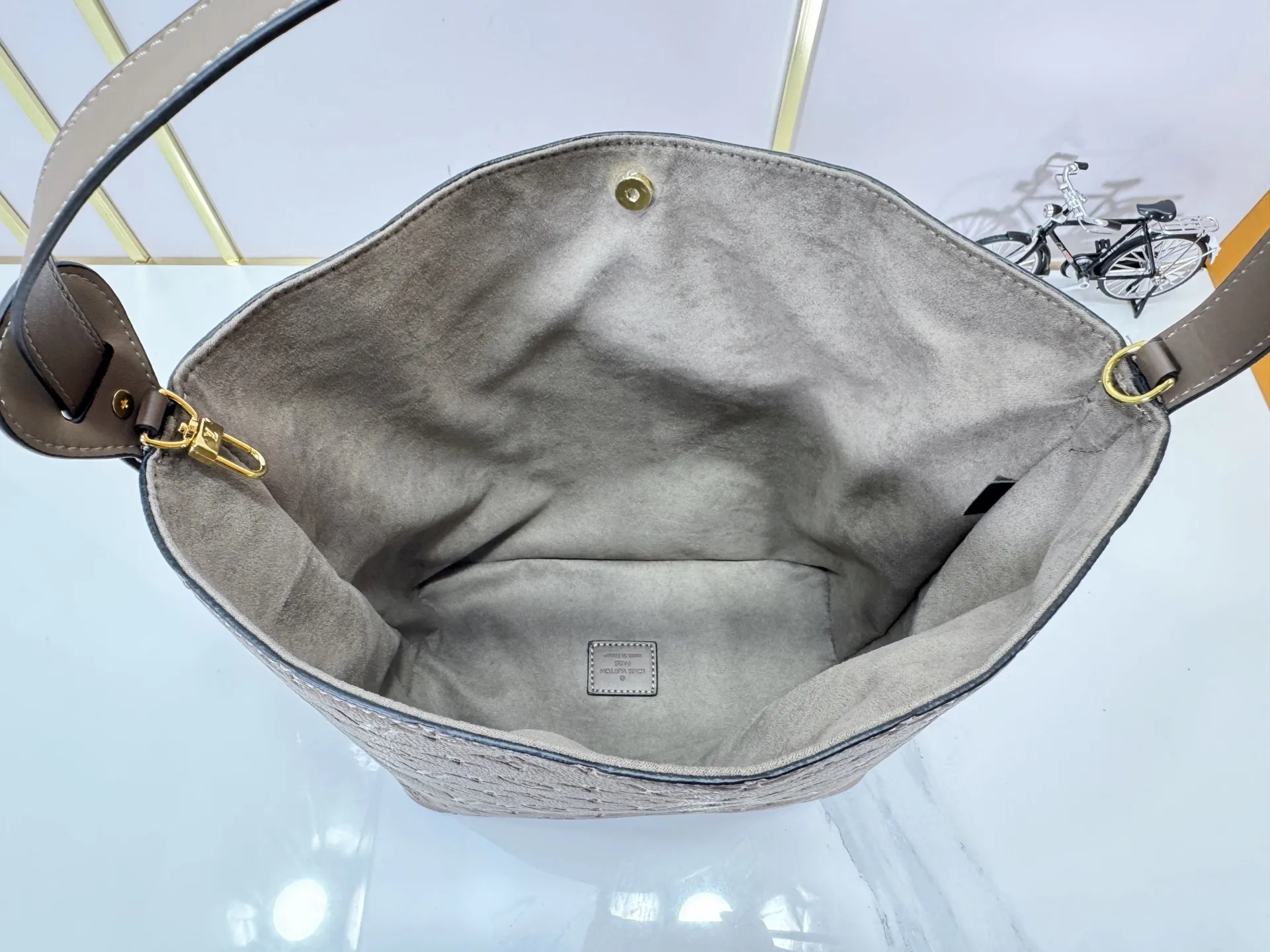 P220 upgraded original M25823 M12925 M12926 M13480 M13044 M14356 M13045 M13089 This All In handbag is made of Monogram cow leather with shiny metal parts, and the iconic padlock and nameplate highlight the classic style. The adjustable shoulder strap continues the brand's trunk-making heritage, and the leather shoulder strap adds cross-body and shoulder carry options. The foldable design enables the silhouette to be retracted and retracted freely, providing ample space for daily use. 30.0 x 25.0 x 17.0 cm (length x height x width)