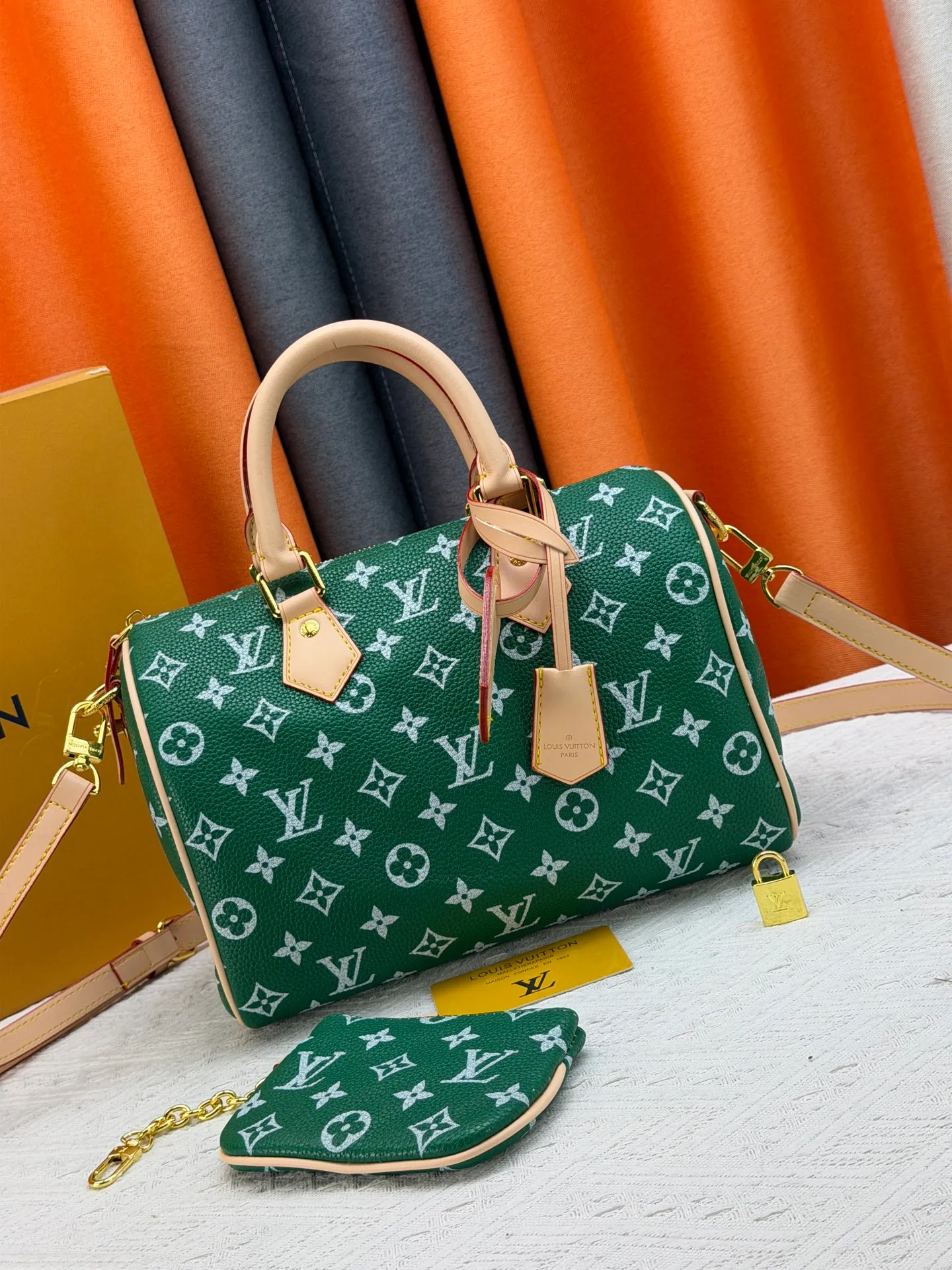 P270 Upgraded original version (with pebbled leather) M13902 M24423 M24424 M24425 M24426 M24443 M11561 M11562 M13912 Speedy Bandoulière 25 handbag is made of cow leather, showing a unique sun-kissed gradient effect. A perfect everyday choice, the Speedy comes with a removable leather storage bag lined with luxurious sheepskin leather. The double handle design combined with the adjustable and detachable shoulder strap provides a variety of carrying methods to easily cope with different occasions. Dimensions: 25.0 x 15.0 x 15.0 cm (length x height x width)