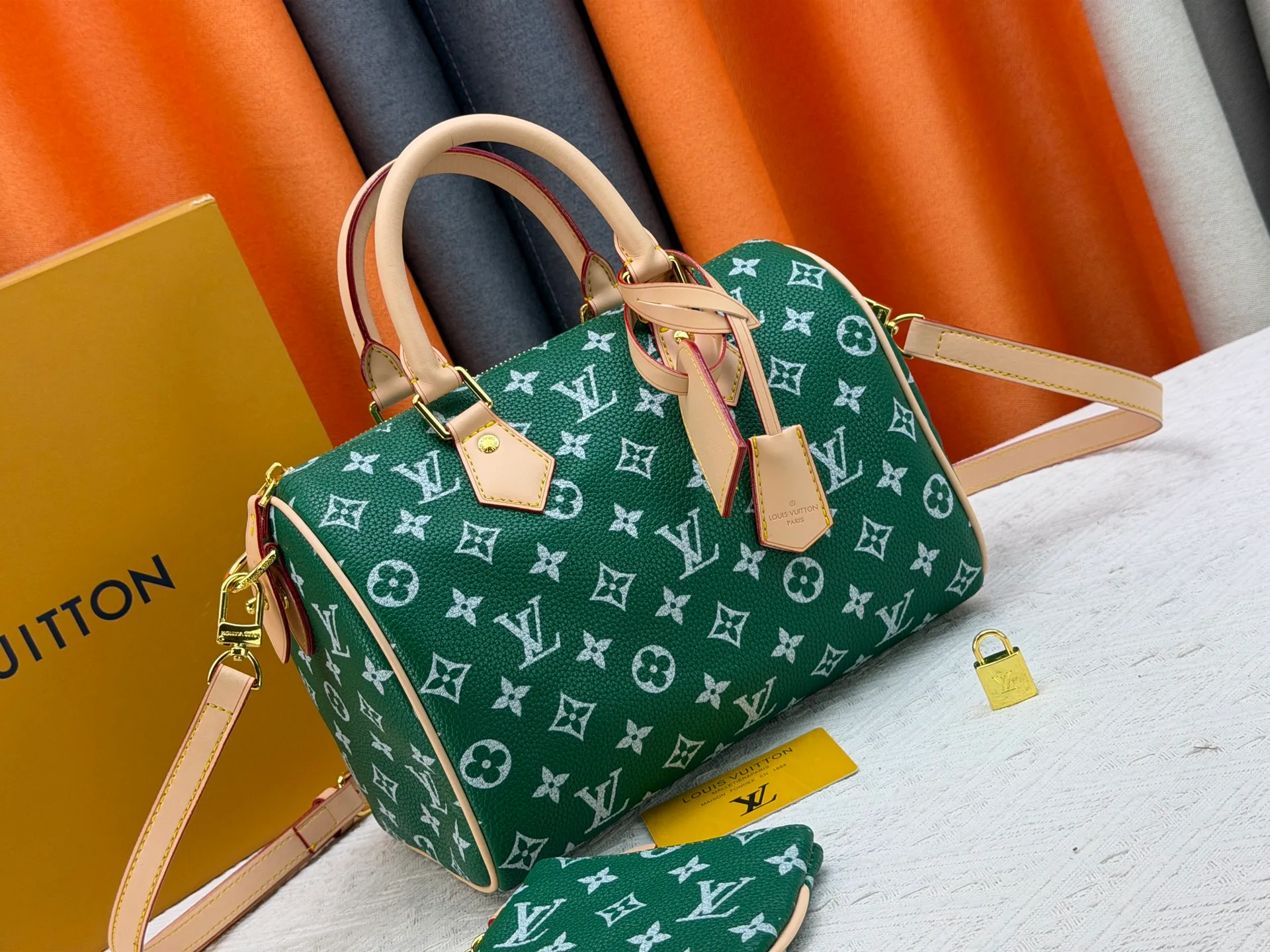 P270 Upgraded original version (with pebbled leather) M13902 M24423 M24424 M24425 M24426 M24443 M11561 M11562 M13912 Speedy Bandoulière 25 handbag is made of cow leather, showing a unique sun-kissed gradient effect. A perfect everyday choice, the Speedy comes with a removable leather storage bag lined with luxurious sheepskin leather. The double handle design combined with the adjustable and detachable shoulder strap provides a variety of carrying methods to easily cope with different occasions. Dimensions: 25.0 x 15.0 x 15.0 cm (length x height x width)