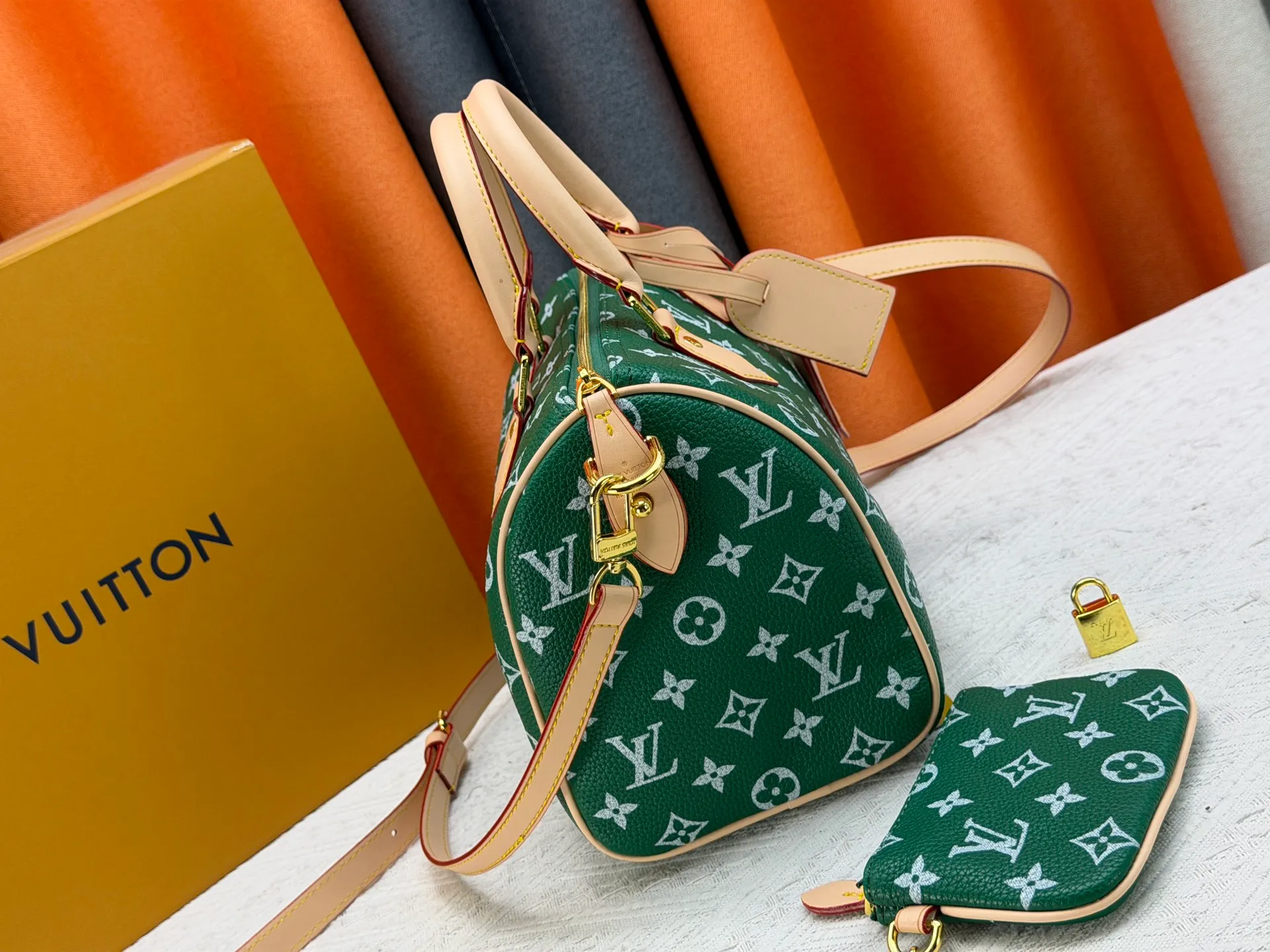 P270 Upgraded original version (with pebbled leather) M13902 M24423 M24424 M24425 M24426 M24443 M11561 M11562 M13912 Speedy Bandoulière 25 handbag is made of cow leather, showing a unique sun-kissed gradient effect. A perfect everyday choice, the Speedy comes with a removable leather storage bag lined with luxurious sheepskin leather. The double handle design combined with the adjustable and detachable shoulder strap provides a variety of carrying methods to easily cope with different occasions. Dimensions: 25.0 x 15.0 x 15.0 cm (length x height x width)