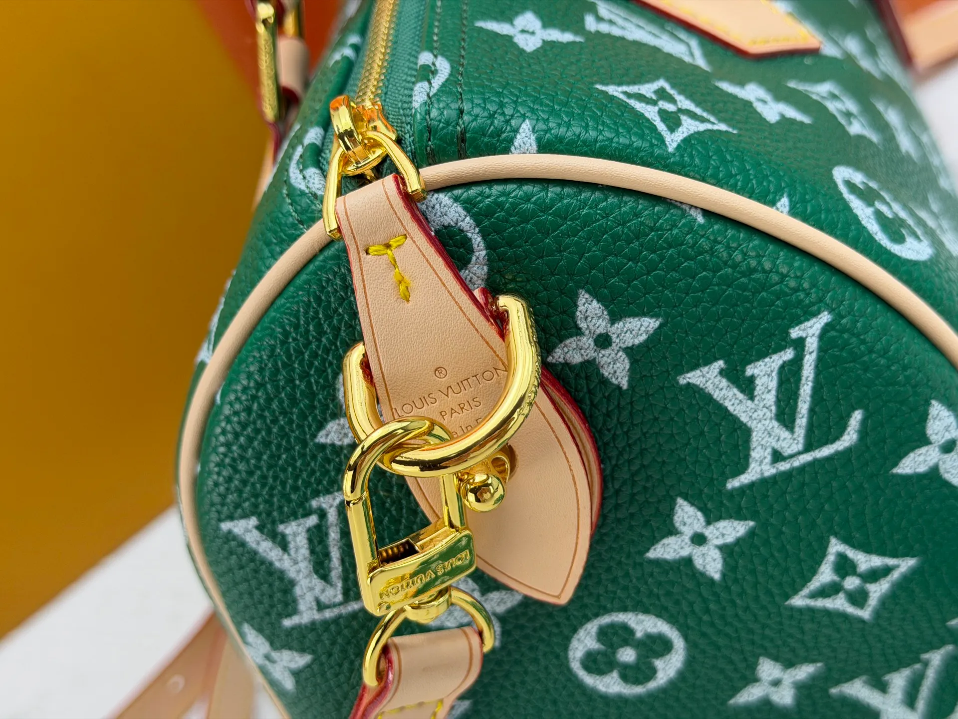 P270 Upgraded original version (with pebbled leather) M13902 M24423 M24424 M24425 M24426 M24443 M11561 M11562 M13912 Speedy Bandoulière 25 handbag is made of cow leather, showing a unique sun-kissed gradient effect. A perfect everyday choice, the Speedy comes with a removable leather storage bag lined with luxurious sheepskin leather. The double handle design combined with the adjustable and detachable shoulder strap provides a variety of carrying methods to easily cope with different occasions. Dimensions: 25.0 x 15.0 x 15.0 cm (length x height x width)