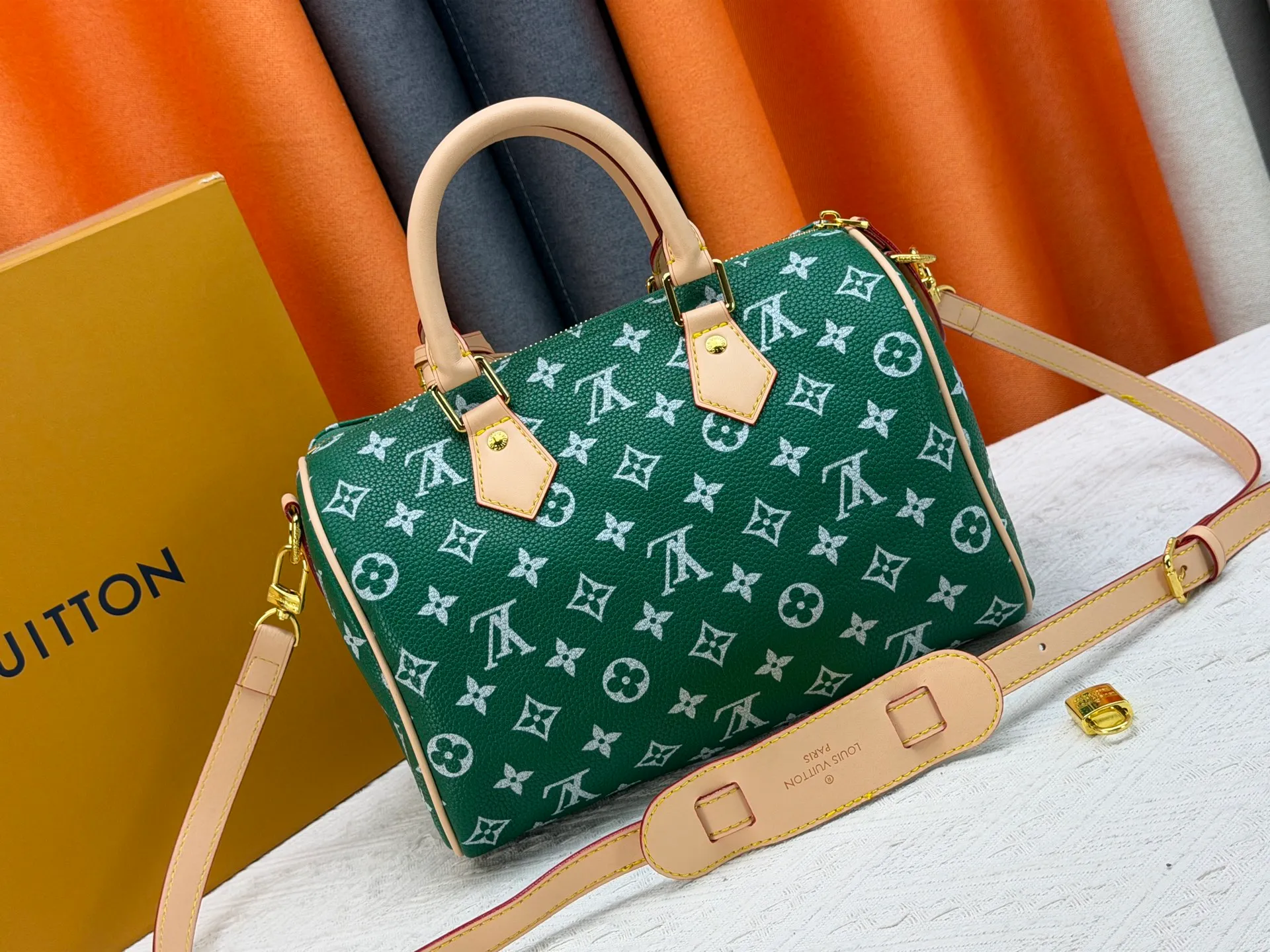 P270 Upgraded original version (with pebbled leather) M13902 M24423 M24424 M24425 M24426 M24443 M11561 M11562 M13912 Speedy Bandoulière 25 handbag is made of cow leather, showing a unique sun-kissed gradient effect. A perfect everyday choice, the Speedy comes with a removable leather storage bag lined with luxurious sheepskin leather. The double handle design combined with the adjustable and detachable shoulder strap provides a variety of carrying methods to easily cope with different occasions. Dimensions: 25.0 x 15.0 x 15.0 cm (length x height x width)