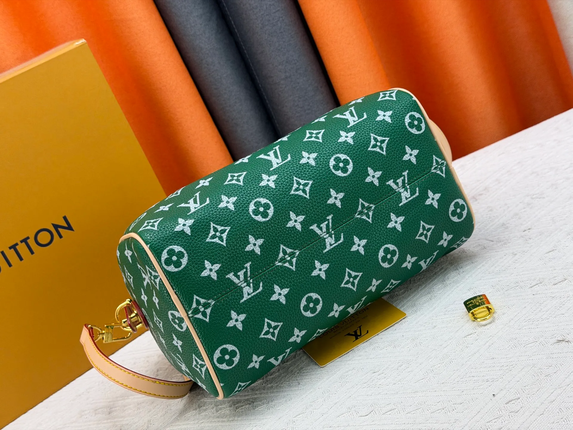 P270 Upgraded original version (with pebbled leather) M13902 M24423 M24424 M24425 M24426 M24443 M11561 M11562 M13912 Speedy Bandoulière 25 handbag is made of cow leather, showing a unique sun-kissed gradient effect. A perfect everyday choice, the Speedy comes with a removable leather storage bag lined with luxurious sheepskin leather. The double handle design combined with the adjustable and detachable shoulder strap provides a variety of carrying methods to easily cope with different occasions. Dimensions: 25.0 x 15.0 x 15.0 cm (length x height x width)