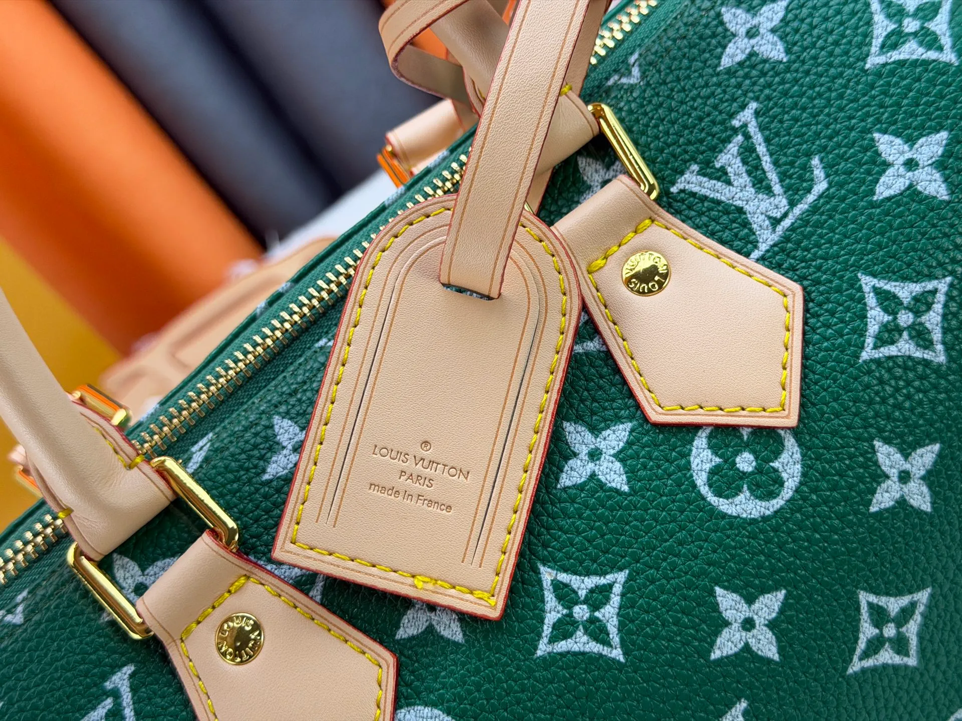P270 Upgraded original version (with pebbled leather) M13902 M24423 M24424 M24425 M24426 M24443 M11561 M11562 M13912 Speedy Bandoulière 25 handbag is made of cow leather, showing a unique sun-kissed gradient effect. A perfect everyday choice, the Speedy comes with a removable leather storage bag lined with luxurious sheepskin leather. The double handle design combined with the adjustable and detachable shoulder strap provides a variety of carrying methods to easily cope with different occasions. Dimensions: 25.0 x 15.0 x 15.0 cm (length x height x width)