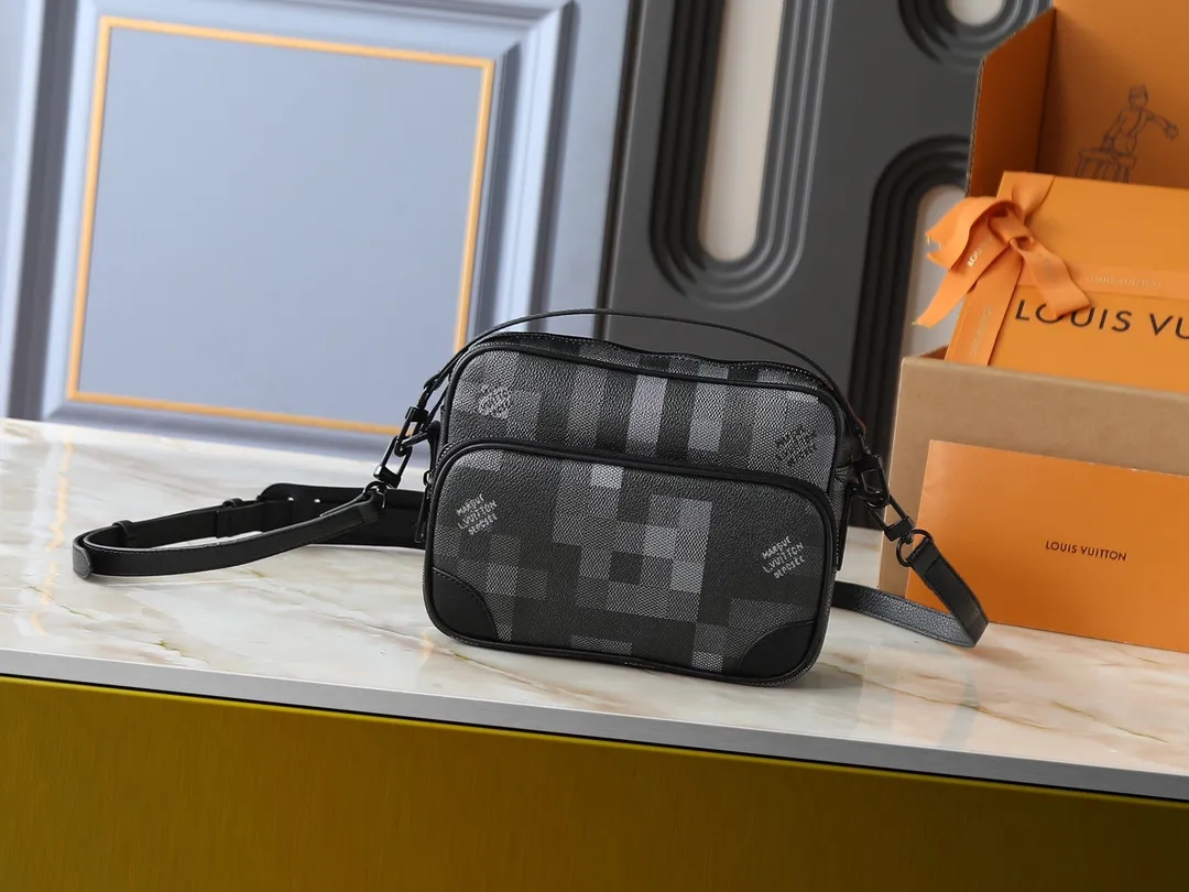 💰260💰Upgraded from the original M13987 M14016 M14988 M26068 M15296 M14682 M14025 This Nil handbag shines with the elegant luster of cow leather, and uses beaded rivets to fix the Louis Vuitton Paris patch on the front. The side lock buckle highlights the urban style, and the main compartment zipper pull is embellished with LV lettering. Dimensions: 25.0 x 17.5 x 11.0 cm (length x height x width)