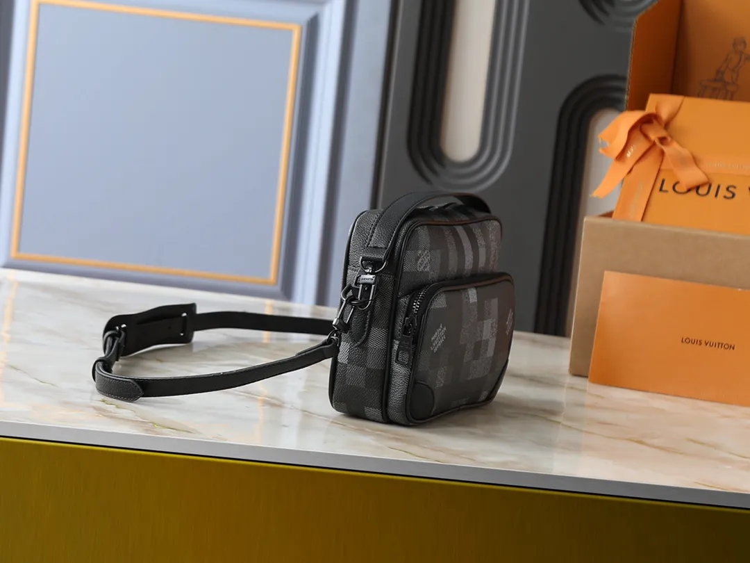 💰260💰Upgraded from the original M13987 M14016 M14988 M26068 M15296 M14682 M14025 This Nil handbag shines with the elegant luster of cow leather, and uses beaded rivets to fix the Louis Vuitton Paris patch on the front. The side lock buckle highlights the urban style, and the main compartment zipper pull is embellished with LV lettering. Dimensions: 25.0 x 17.5 x 11.0 cm (length x height x width)