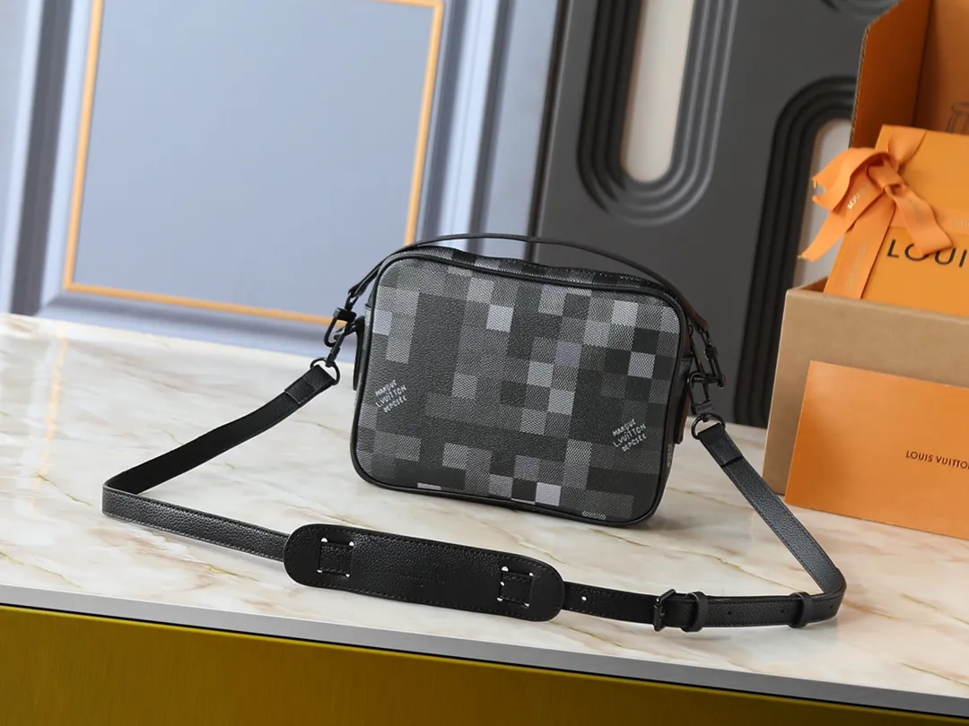 💰260💰Upgraded from the original M13987 M14016 M14988 M26068 M15296 M14682 M14025 This Nil handbag shines with the elegant luster of cow leather, and uses beaded rivets to fix the Louis Vuitton Paris patch on the front. The side lock buckle highlights the urban style, and the main compartment zipper pull is embellished with LV lettering. Dimensions: 25.0 x 17.5 x 11.0 cm (length x height x width)