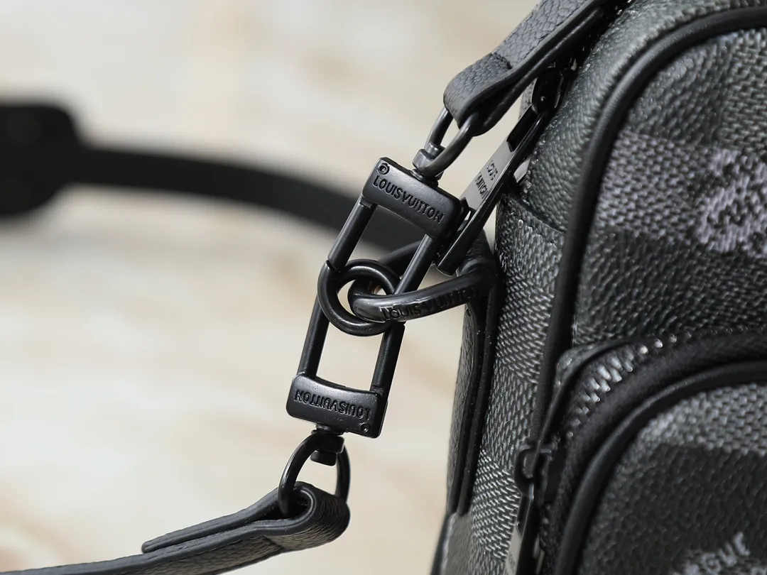 💰260💰Upgraded from the original M13987 M14016 M14988 M26068 M15296 M14682 M14025 This Nil handbag shines with the elegant luster of cow leather, and uses beaded rivets to fix the Louis Vuitton Paris patch on the front. The side lock buckle highlights the urban style, and the main compartment zipper pull is embellished with LV lettering. Dimensions: 25.0 x 17.5 x 11.0 cm (length x height x width)