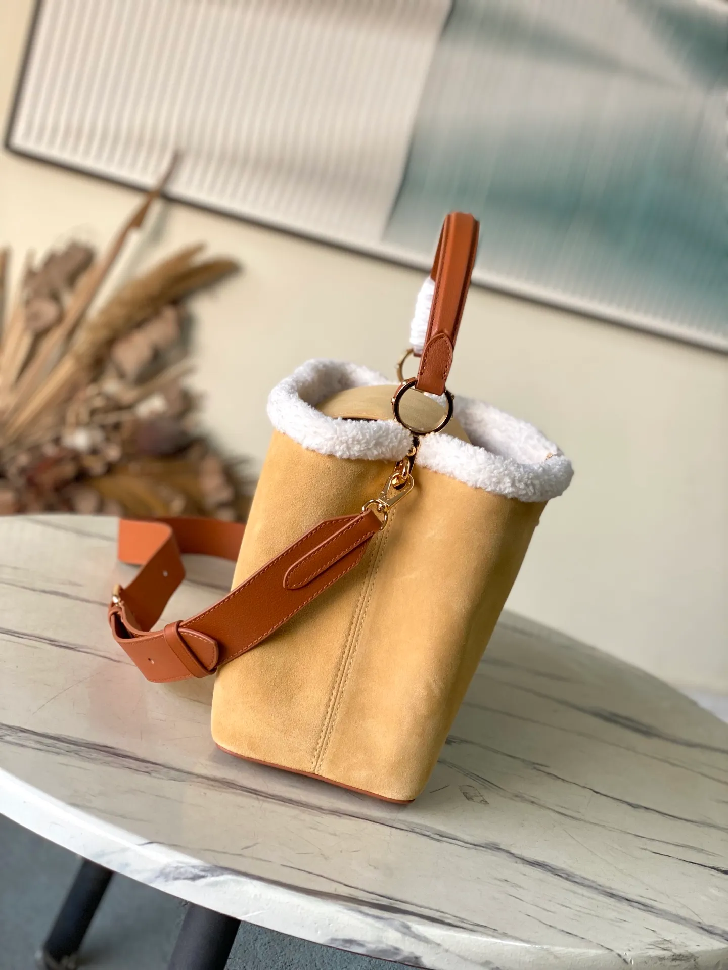 💰2140 (top layer leather) top original order M12784 This large Capucines Souple handbag combines suede cow leather and shearling, with the dazzling LV logo and smooth leather handles to extend the elegance of the LVSki series. The ample size can store daily necessities, A4 documents and travel supplies. Dimensions: 38 × 23 × 16 cm