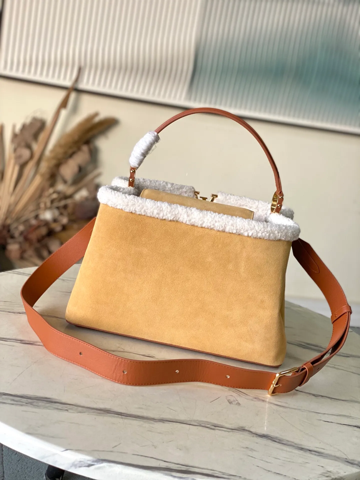 💰2140 (top layer leather) top original order M12784 This large Capucines Souple handbag combines suede cow leather and shearling, with the dazzling LV logo and smooth leather handles to extend the elegance of the LVSki series. The ample size can store daily necessities, A4 documents and travel supplies. Dimensions: 38 × 23 × 16 cm