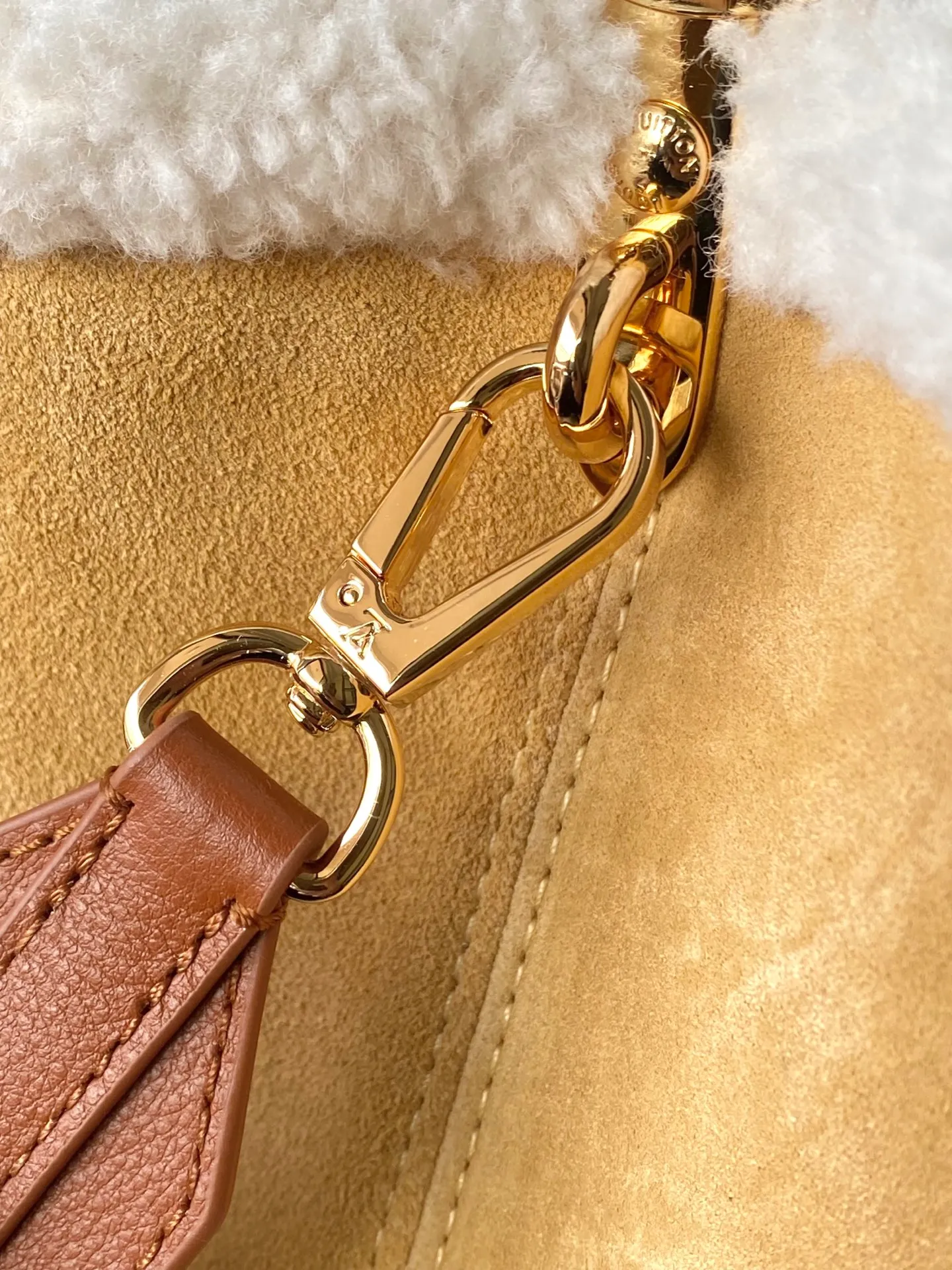 💰2140 (top layer leather) top original order M12784 This large Capucines Souple handbag combines suede cow leather and shearling, with the dazzling LV logo and smooth leather handles to extend the elegance of the LVSki series. The ample size can store daily necessities, A4 documents and travel supplies. Dimensions: 38 × 23 × 16 cm