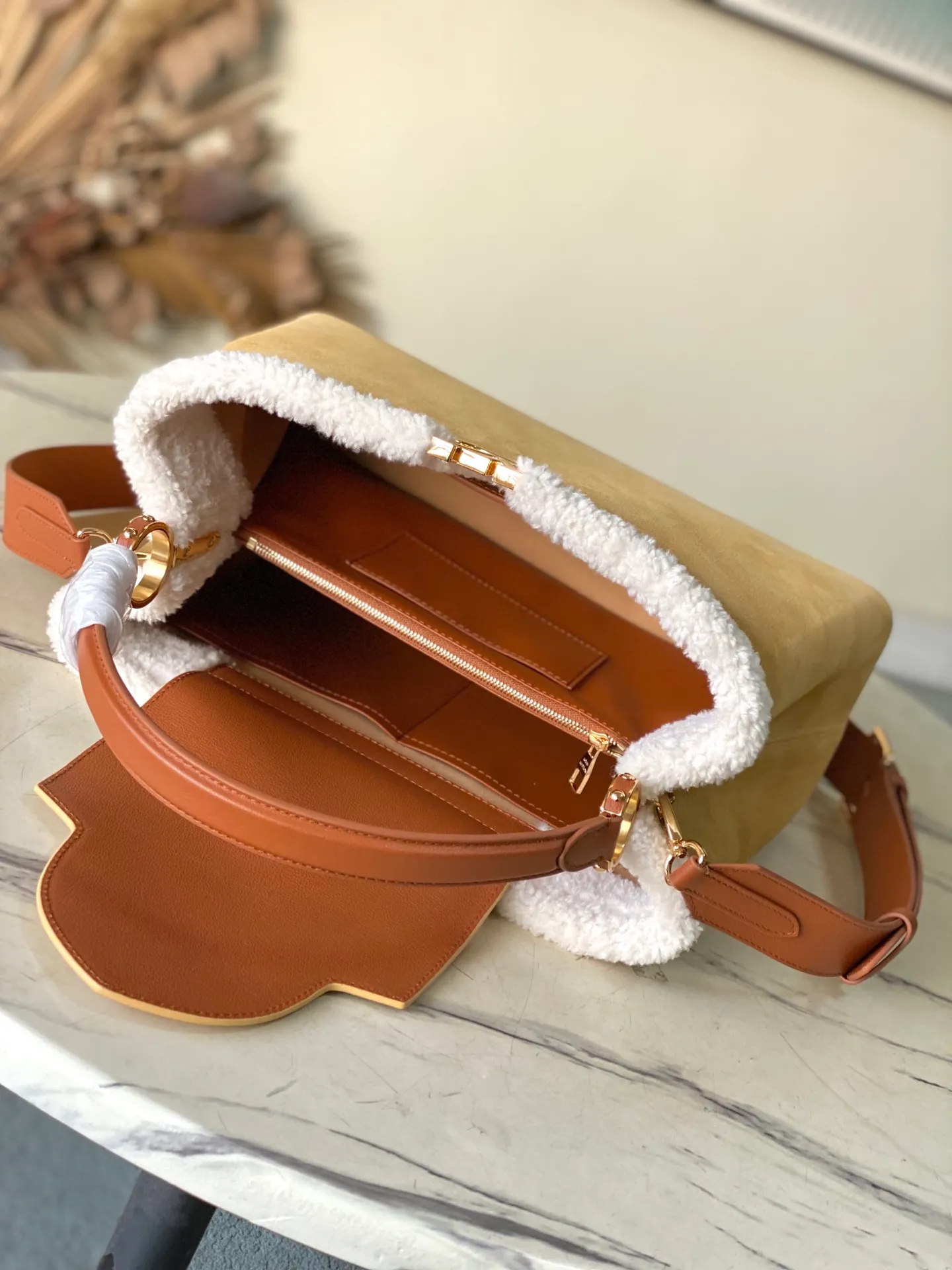 💰2140 (top layer leather) top original order M12784 This large Capucines Souple handbag combines suede cow leather and shearling, with the dazzling LV logo and smooth leather handles to extend the elegance of the LVSki series. The ample size can store daily necessities, A4 documents and travel supplies. Dimensions: 38 × 23 × 16 cm