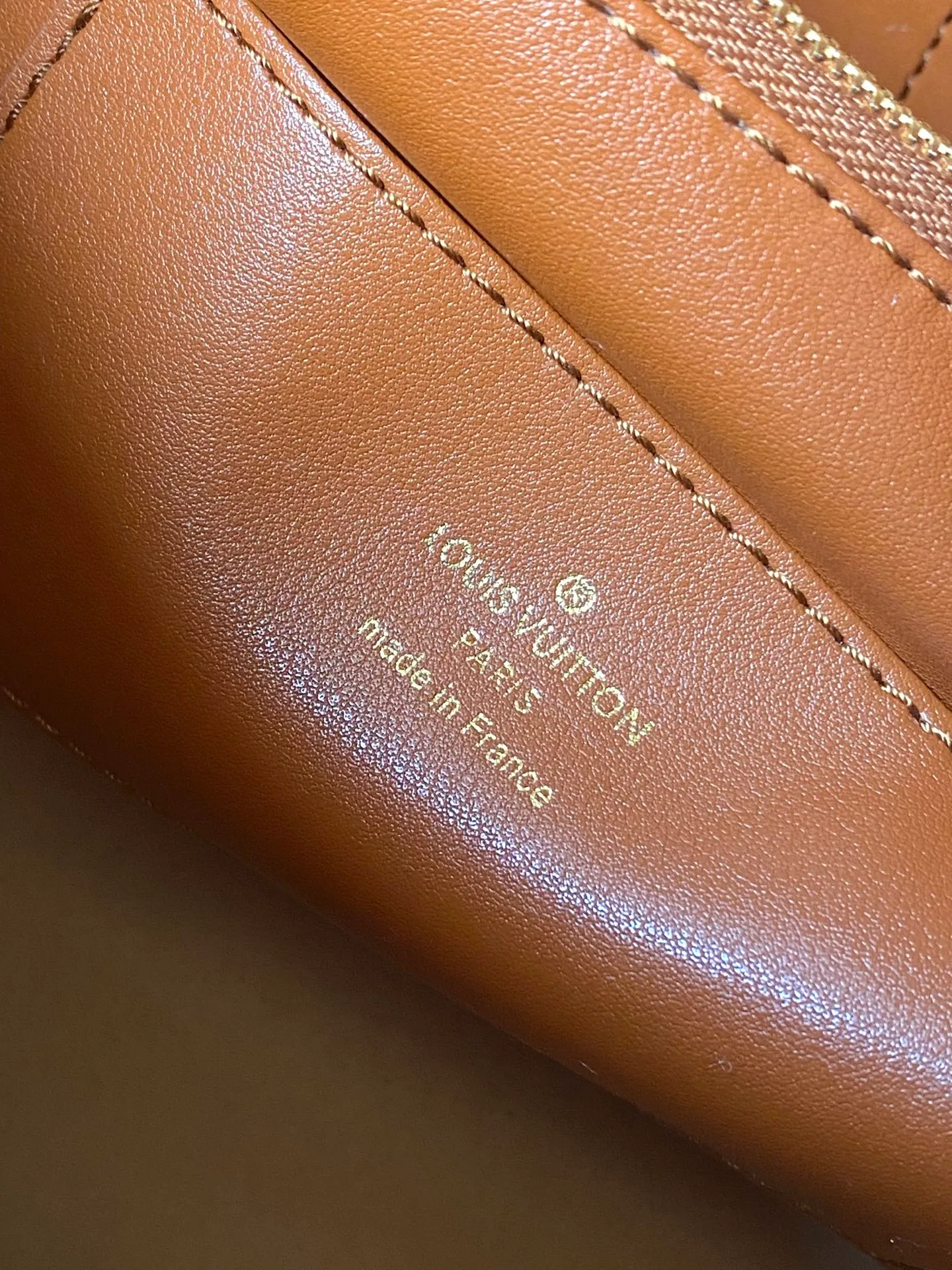 💰2140 (top layer leather) top original order M12784 This large Capucines Souple handbag combines suede cow leather and shearling, with the dazzling LV logo and smooth leather handles to extend the elegance of the LVSki series. The ample size can store daily necessities, A4 documents and travel supplies. Dimensions: 38 × 23 × 16 cm